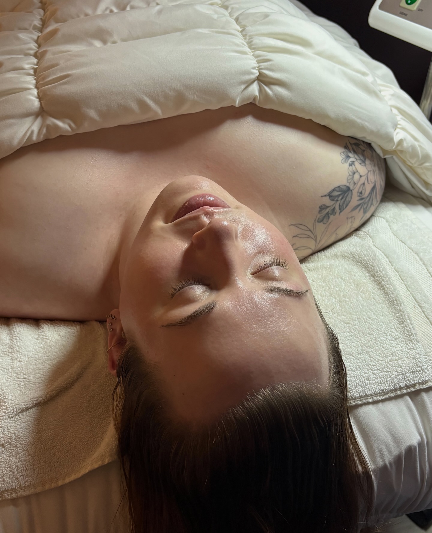 Getting consistent facials helps prevent congestion, strengthens the skin barrier, supports collagen production, and keeps your skin calm and balanced. Facials aren’t just a quick fix. They’re an investment in healthy, glowing skin you can see and feel while taking a little time for yourself.✨💛