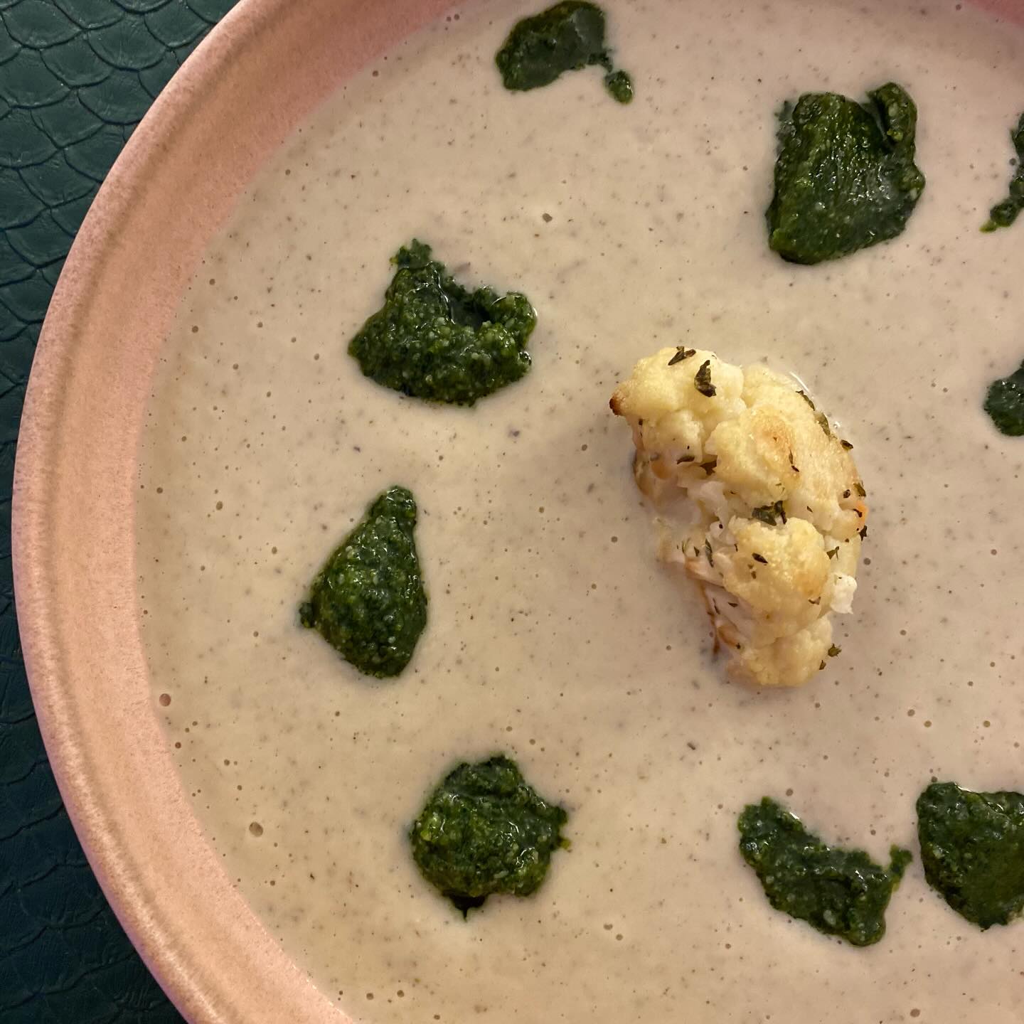 Chou-fleur rôti et pesto de fanes de carottes🥕
Une soupe hyper gourmande et sophistiquée🌟
Pour 4 personnes :
1 kg de chou-fleur
1 oignon
2 gousses d’ail
1 cuil. à café de coriandre moulue
1 cuil. à soupe rase de thym
1 cuil. à soupe rase d’origan
1/2 cuil. à café de flocons de piment
80 cl de bouillon de légumes
200 g de crème épaisse
huile d’olive
sel, poivre
Le pesto de kale :
100 g de fanes de carottes
8 cl d’huile d’olive
50 g de parmesan
50 g de pignons de pin
Préchauffez le four à 220C°.
Rincez le chou-fleur et coupez-le en fleurettes, étalez-les sur un plat allant au four puis arrosez d’huile d’olive. Enfournez pour 25 min. Réservez 4 fleurettes pour le dressage.
Pelez et émincez l’oignon et l’ail. Dans une casserole, versez 2 cuil. à soupe d’huile d’olive, ajoutez l’oignon et faites cuire 5 min environ à feu moyen. Ajoutez l’ail, la coriandre, le thym, l’origan et les flocons de piment, et faites cuire 1 min.
Incorporez le bouillon et la crème épaisse. Portez à ébullition. Ajoutez le chou-fleur et laissez mijoter 20 min à feu moyen-doux. Mixez à l’aide d’un blender. Salez et poivrez. Réservez au chaud.
Préparez le pesto : rincez et essorez les fanes. Mixez-les avec l’huile d’olive. Ajoutez le parmesan et les pignons. Salez et mixez.
Versez la soupe dans des bols, ajoutez des petites cuillères de pesto et une fleurette de brocoli pour chacun.
#healthyfood#organicfood#instafood#instagood#instagoodfood#foodstagram#eeeeeats#feedfeed#veggie#veggiefood#foodies#homemadefood#eat#eatgood#mangersain#food#foodshare#recettemaison#onmytable#storyofmytable#cook#cooking#nutritionnistelarochelle#veggie#veggierecipe#foodies#nutritionniste#soupe#pesto#larochelle #recette