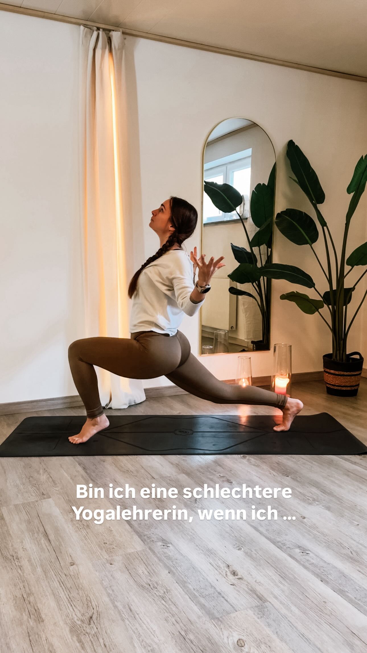 Macht es mich zu einer schlechteren Yogalehrerin, wenn ich …
1: manchmal ungesund lebe
Ich lebe überwiegend vegan und trinke keinen Alkohol – aber es gibt Ausnahmen. Aperol im Urlaub, Schokolade auf der Couch. Für mich zählt nicht Perfektion, sondern Lebensfreude und Bewusstsein. Wie das aussieht, darf jeder selbst entscheiden.
2: Krafttraining manchmal lieber mag als Yoga
Ich liebe es, mich zu pushen und völlig auszupowern. Das macht meinen Kopf leise und lässt mich körperlich wachsen. Yoga verbindet und heilt mich – Krafttraining unterstützt das. Beides zeigt mir immer wieder, was mein Körper gerade braucht.
3: selbst nicht täglich Yoga mache
Manchmal schaffe ich es nur ein- bis zweimal pro Woche auf die Matte. Und das ist okay. Yoga ist für mich kein Minuten-Zählen, sondern eine Haltung im Alltag. Ein Lebensweg – keine To-do-Liste.
4: nie in Indien war
Ich glaube nicht, dass man an einem bestimmten Ort gewesen sein muss, um Yoga authentisch zu vermitteln. Entscheidend ist die bewusste Auseinandersetzung, die Wertschätzung der Philosophie, das Lernen, Vorleben und Integrieren in den eigenen Alltag.
5. Metalcore & Rock liebe
Ich bin sensibel, liebe Stille und Sanftheit – und gleichzeitig laute Gitarren und Konzerte. Jede Stunde und jedes Event ist sanft, weich und warmherzig. Dieser Kontrast hilft mir, all meine Facetten zu leben. Auch das ist Yoga für mich.
All das macht mich nicht zu einer schlechteren Yogalehrerin. Es macht mich echt. menschlich. authentisch. Vielleicht erkennst du dich auch in einem Punkt wieder oder merkst beim lesen „stimmt, ich sollte nicht so hart mit mir selbst sein“.
Ich mag kein Schubladendenken und bin der Meinung: Yoga ist kein starres Regelwerk, kein Perfektionismus. Es ist ein Weg, dich selbst besser kennenzulernen, weicher zu werden, ehrlicher – und freier. Es hilft dir mehr Leichtigkeit, Bewusstsein und Freude in deinen Alltag zu bringen.
Ich möchte Yoga zugänglich machen - mit Leichtigkeit. In meinem Studio und meinen Events / Retreats erlebst du Yoga nahbar, zugänglich und authentisch - mit ganz viel Liebe und Herz von mir.
Wenn sich das für dich stimmig anfühlt: Dann bist du hier richtig. ❤️