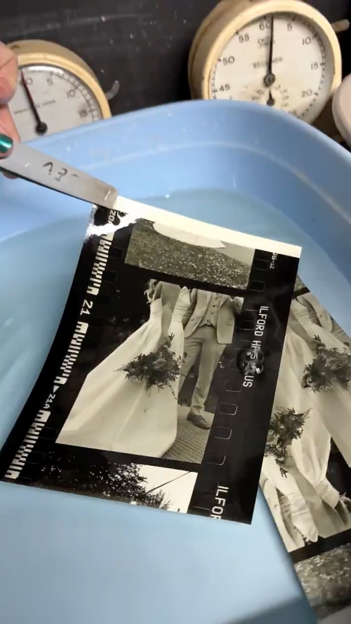 Printing up some black and white 35mm photos from 2025 Summer weddings in the darkroom. Nothing makes me happier than printing, it’s where I spent all my time at university, I built a darkroom to continue my obsession & now 10 (11?) years on, I have taught hundreds of you how to bring your photos to life 🥹