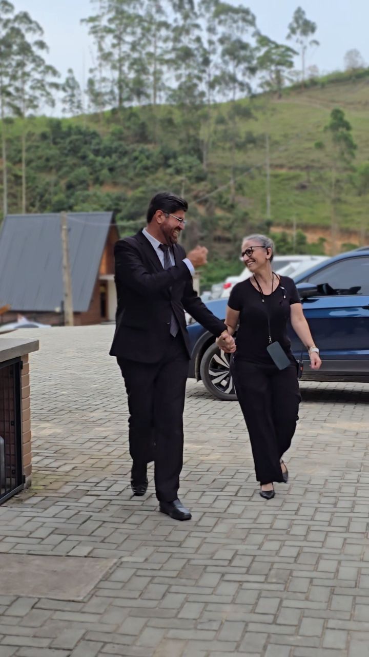 Relembrando um casamento que foi incrível, do jeito que tinha que ser.
Dessa vez, estive ali como cerimonialista e celebrante, com tudo fluindo leve, organizado e cheio de significado.
Contar com a minha equipe fez toda a diferença, e ter a @jana_dods à frente, coordenando tudo com tanta sensibilidade e mestria, é sempre um privilégio.
Quando cada detalhe acontece no tempo certo, o resultado é esse: um dia vivido da melhor forma possível ✨