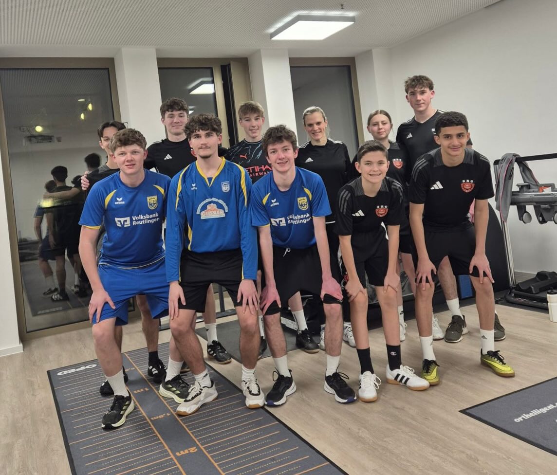 Neues Jahr, neuer Stützpunkt 💪⚽
Mit Tim K., Lennard, Fabian, Kerstin, Nina, Tim J., Fin, David, Tom, Paul und Ahmad war ein großer Teil unserer Gruppe beim Stützpunkttraining bei OKPHYSIO (@okphysio) am Start.
Auf dem Programm standen das Training der Muskelfunktionsketten mit Fokus auf Rumpfstabilität, Beinachsenstabilität sowie eine Einheit Beweglichkeit zum Abschluss.
Ein großes Dankeschön an Tim Schöller für die Durchführung des Trainings und an Oli Kurz für die zugesagte Kooperation auch in 2026 🙏
Denn für Schiedsrichter sind es nicht nur 90 Minuten auf dem Platz – auch wir bereiten uns gezielt auf die Rückrunde und die anstehenden Partien vor. 💯
#wfv #srgreutlingen #schiedsrichter #saisonvorbereitung #stayfit