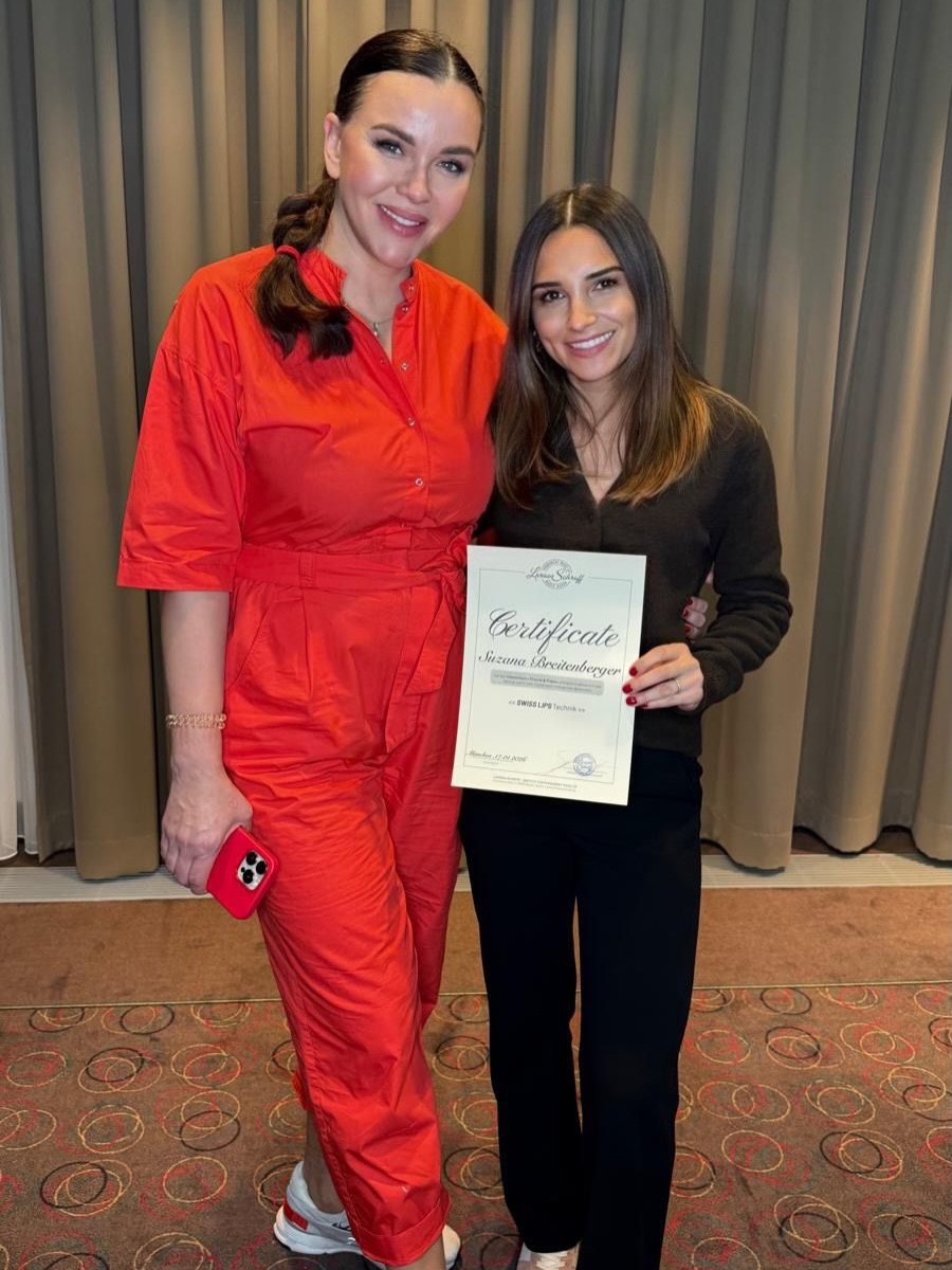 Wer nicht mit der Zeit geht, der geht mit der Zeit.
Dieses Motto begleitet mich schon seit Jahren. Genau deshalb investiere ich kontinuierlich in Masterclasses, Weiterbildungen und neues Wissen – Denn gerade in unserer Branche ist kontinuierliche Weiterbildung unumgänglich. Techniken, Produkte, Geräte und Sicherheitsstandards entwickeln sich ständig weiter. Wer hier stehen bleibt, bleibt automatisch zurück. Nur wer bereit ist, sich laufend weiterzuentwickeln, kann langfristig Qualität, Sicherheit und echte Ergebnisse auf höchstem Niveau bieten.
Vielen herzlichen Dank liebe @larissa_schroff_pmu für diese tolle, lehrreiche Masterclass. Auch ein riesen Danke an dich @anastasia_daudrich für die perfekte Organisation.