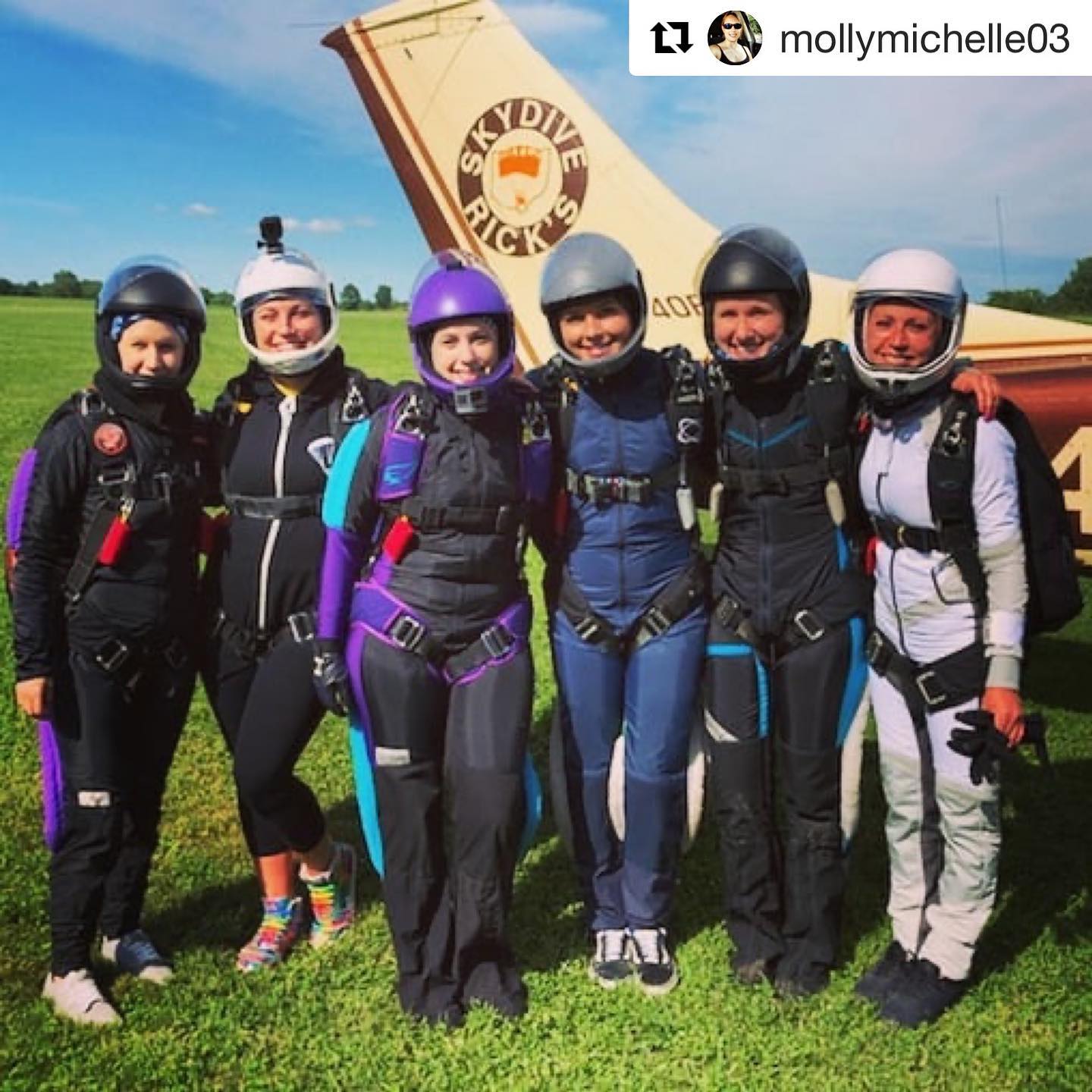 #Repost @mollymichelle03
・・・
#skydivericks #ricks_chicks #girlswhojump
