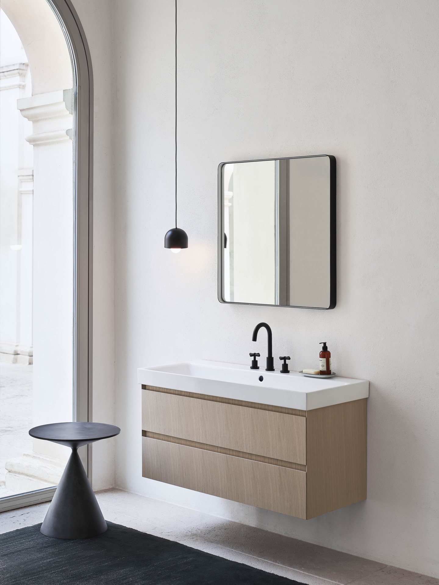 La collezione Nubes di @gsiceramica reinventa i sanitari del bagno con rigore, leggerezza e versatilità, per un’estetica contemporanea e senza tempo.
Nubes si distingue per forme pulite e lineari, con profili squadrati e proporzioni equilibrate che dialogano con ogni stile di progetto. I lavabi, grazie al profilo a doppia fascia, possono essere installati a parete, su mensola o su mobile, adattandosi con naturalezza agli spazi.
La collezione comprende anche wc e bidet dal design raffinato e funzionale, pensati per un bagno elegante e curato in ogni dettaglio.
Materiali ceramici di alta qualità e soluzioni tecnologiche avanzate garantiscono prestazioni, igiene e durabilità nel tempo.
In Forme e Superfici amiamo collezioni capaci di dialogare con lo spazio e valorizzarlo con discrezione ed eleganza. Nubes interpreta perfettamente questa visione. ✨
#gsiceramica #nubes #designbagno #interiordesign #formeesuperfici