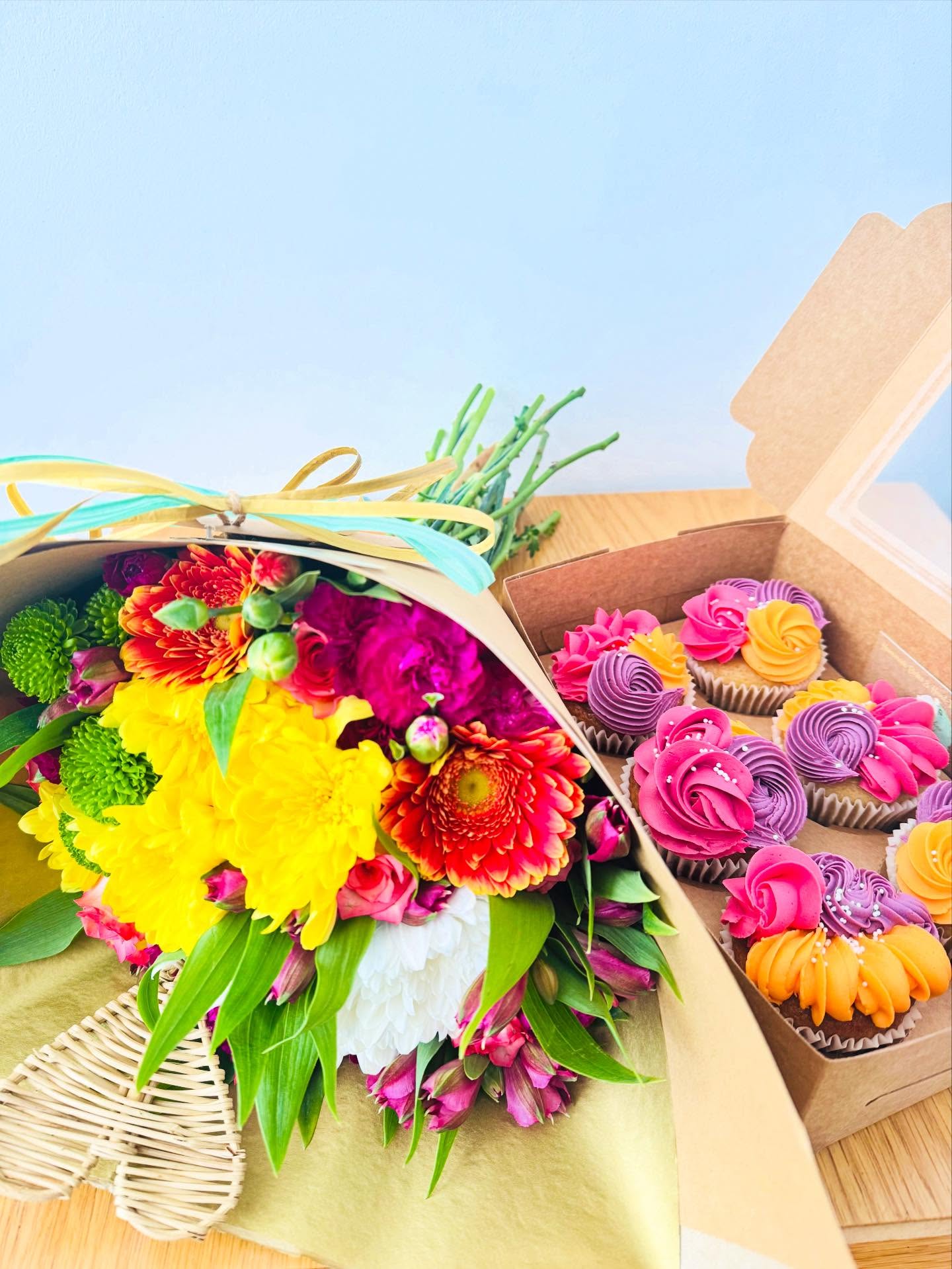 𝑨 𝑳𝒊𝒕𝒕𝒍𝒆 𝑷𝒊𝒄𝒌-𝑴𝒆-𝑼𝒑 🌼
Bright blooms and sweet treats. Sometimes a small gesture says everything 🫶.
💐 Medium seasonal hand-tied bouquet
🧁 Box of 6 vegan vanilla and carrot cake cupcakes
#FlowersAndCake #CupcakeBox #FloralsAndBakes #VeganCakes #ThoughtfulGifts