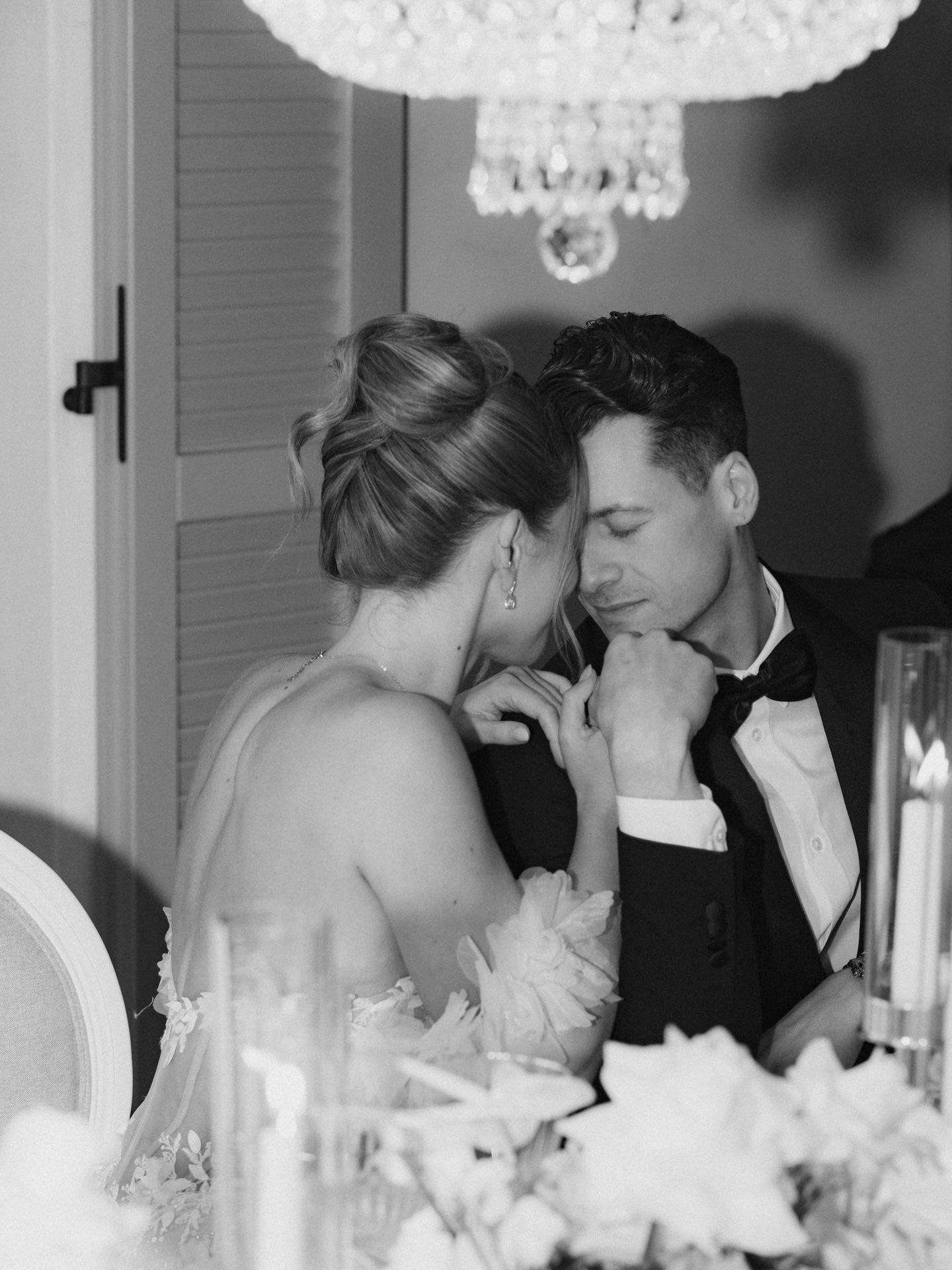 Ein leiser Moment – ein lautes Gefühl. ✨
Ein Hochzeitstag kann schnell an euch vorbei rauschen, denn die Zeit vergeht schneller, als man denkt.
Es kann sich manchmal anfühlen als wäre man in einem Tunnel, denn als Paar steht man natürlich auch viel im Mittelpunkt und der Tag ist geprägt von Programmpunkten. Das ist auch schön - keine Frage.
Aber genau deshalb ist es so wichtig, sich zwischendurch daran zu erinnern, warum man überhaupt hier ist.
Nicht für den Ablauf.
Nicht für die Erwartungen.
Nicht für das perfekte Programm.
Sondern füreinander.
Plant bewusst Pausen für euch ein. Ein kurzer Rückzug,eine Berührung, ein Blick, der sagt: Wir zwei. Immer noch.
Diese Momente sind nicht nur schön, sie sind wichtig.
Denn am Ende bleibt nicht der Zeitplan, sondern euer Gefühl & eure Erinnerungen an den Tag.
Als Fotografin achte ich auf euch und unterstütze euch dabei, sich diese Pausen bewusst auch einzuräumen. Denn ich bin an diesem Tag mehr als nur das & stehe euch jederzeit zur Seite.
HOCHZEITSFOTOGRAFIE
HOCHZEITSPLANUNG
BRAUTPAAR
Workshop by @wriedenstudio