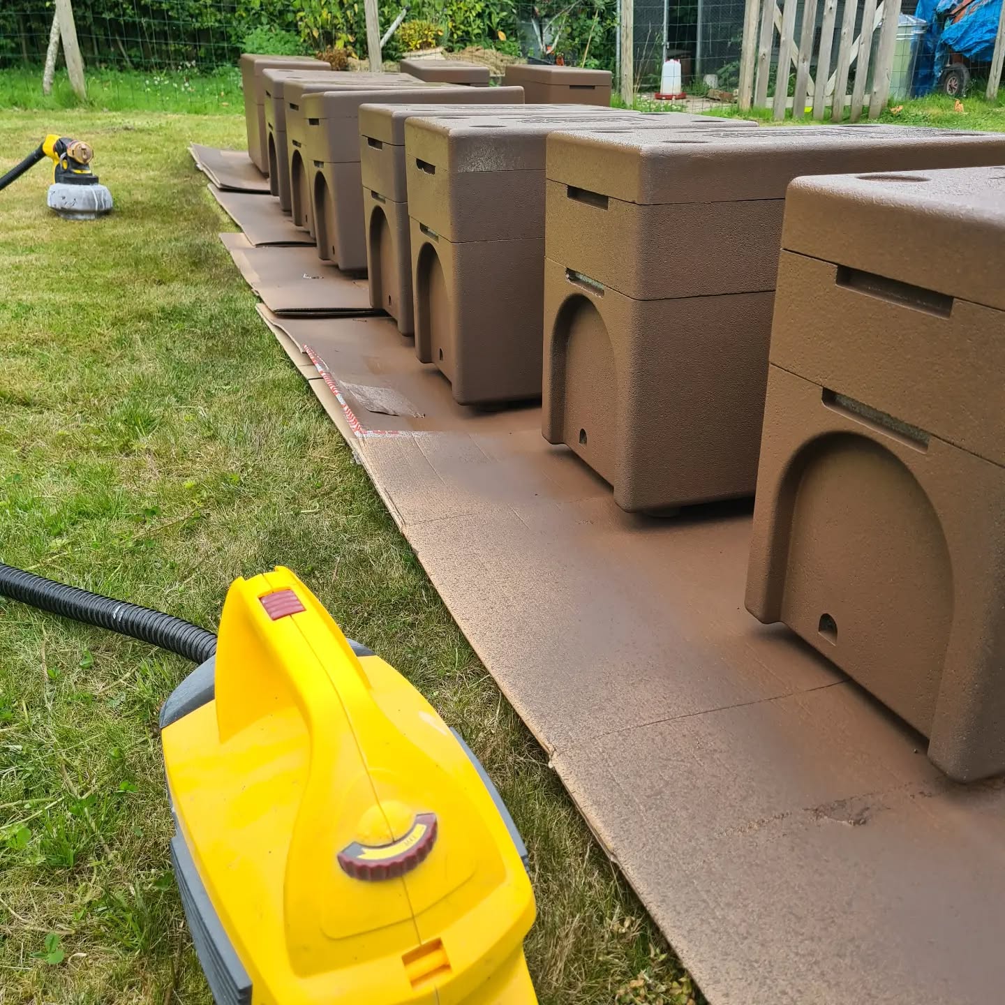 Game changer alert. OK this Wagner paint sprayer eats paint but painting this little batch of nucs is a doddle, especially when the sun's out.
#derwenthoney #bshoney #wagnerpaintsprayer #yorksmallbusiness #york #bees