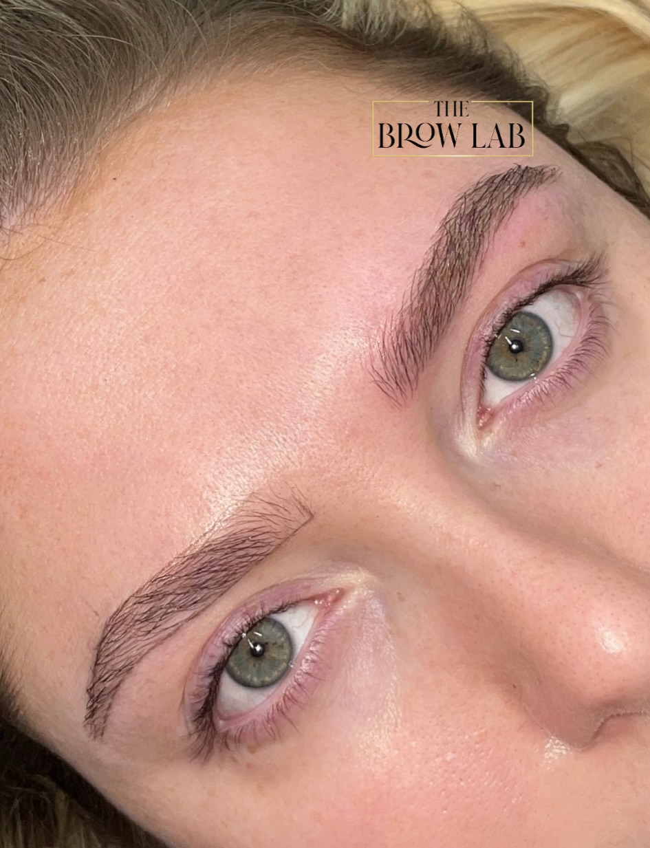 Soft, natural results created with precision 🤍
The close up video highlights the ultra-fine, crisp hair strokes. Done at the correct depth for the most seamless blend and beautifully natural healed results it✨
#hyperrealism #microbladed #brows