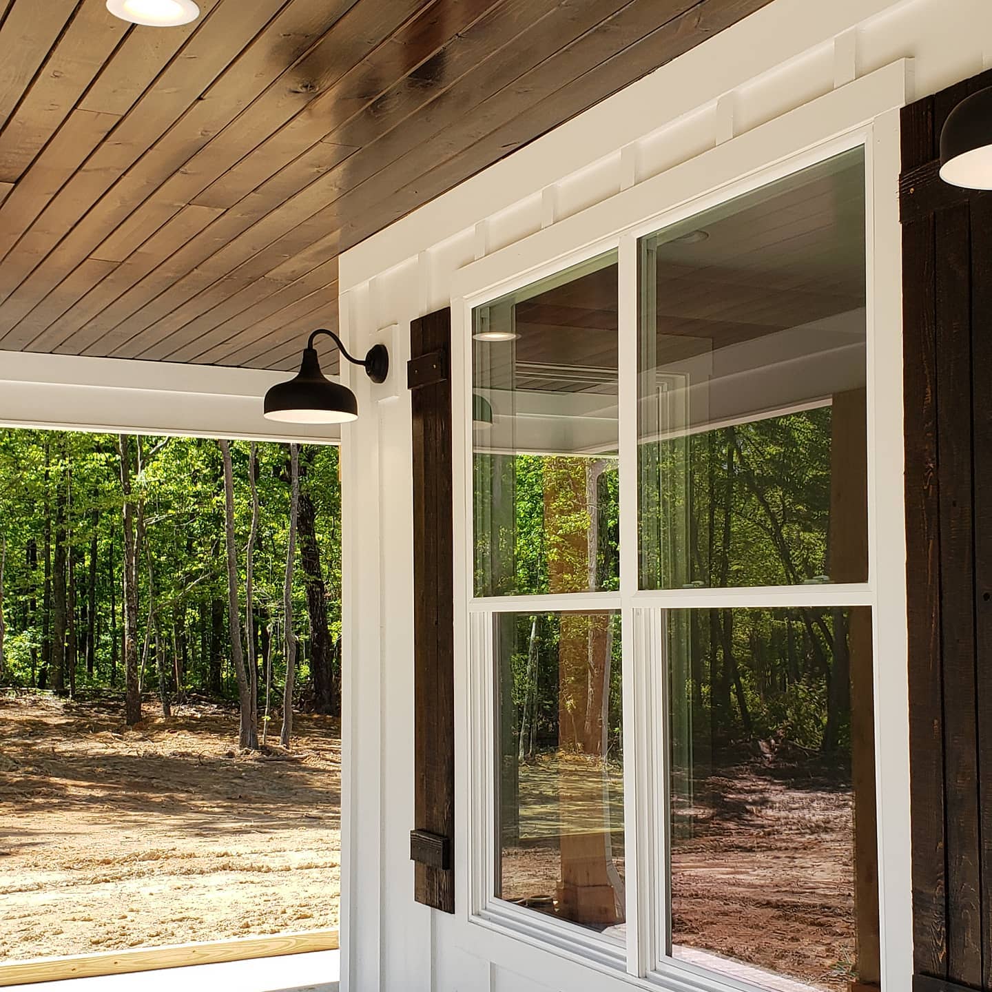 Stained tongue and groove porch ceilings are our favorite.🤎
#customhome
#customehomebuilder
#jontotherowconstruction
#tongueandgrooveceiling
#tongueandgroove