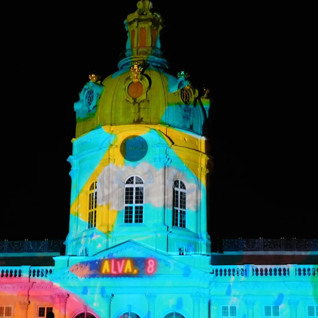 Berlin nocturno, Festival of Lights 2022 frente al Palacio de Charlottenburg.
Un espectáculo inolvidable cada ano en Octubre!
.
.
#berlinnachmass #personalguideberlin #festivaloflights #pasionporberlin #berlinnocturno