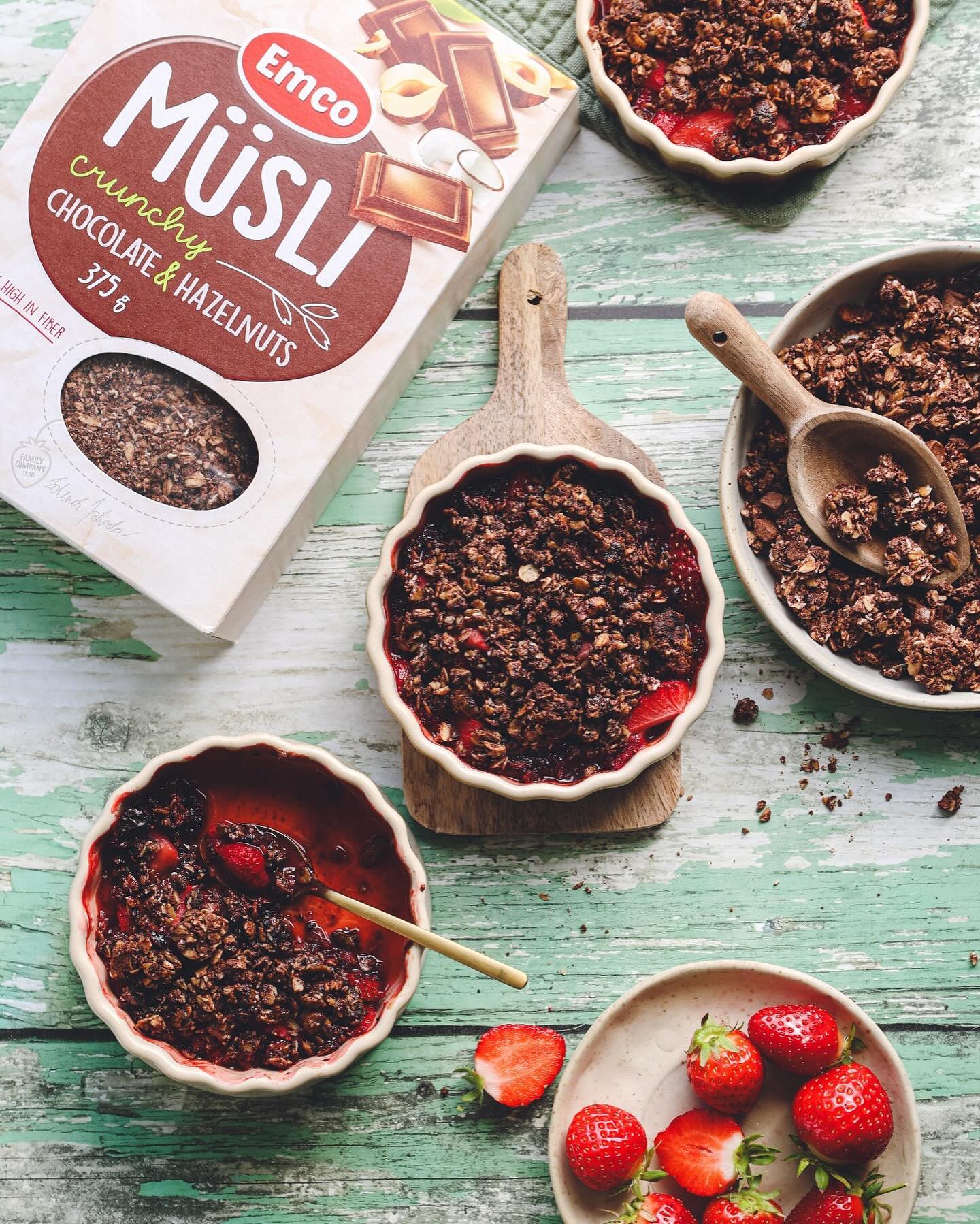 Let’s make a strawberry crumble 🍓
Ingredients:
½ kg of strawberries
20 g of chicory syrup / honey
200 g of Emco crunchy müsli chocolate and hazelnuts
30 g of butter
Procedure:
Preheat the oven to 180°C.
Wash the strawberries, cut them into quarters and mix them with chicory syrup or honey. Put everything in molds for baking.
In a bowl, mix the müsli with butter to make crumbs. Pour the mixture over the strawberries.
Bake for 20 minutes.
#emco#emcoglobal#musli#dessert#crumble#strawberrycrumble#muslicrumble#summer#evenhealthythingscanbedelucious