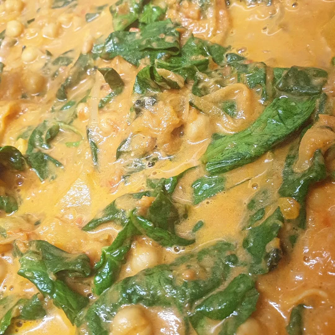 🌱 VEGANUARY 2024 🌱
En janvier, chez Plume, les plats végétariens sont vegan ! 🥬
Retrouvez aussi toujours une proposition carne bien entendu 🐮
💡 Veganuary, késako ?
C'est une initiative née en Angleterre en 2014. Il s'agit d'une organisation à but non lucratif qui encourage les gens à essayer une alimentation 100 % végétale pendant tout le mois de janvier.
Le vegan ne mange ni viande, ni poisson, ni produits dérivés des animaux (œufs, lait, fromage, miel...).
🍽 Pourquoi Plume vous propose le Veganuary ?
- Pour commencer car certains d'entre vous me l'on demandé !
- Pour vous accompagner si vous souhaitez réaliser votre mois sans viande
- Pour vous inviter à découvrir le monde végétal
🐨 Pour qui ?
Pour tous, que vous soyez végétarien, vegan, flexitarien ou pas du tout !
🍎 Et pour le dessert ?
- Pudding de chia bio au lait végétal coco
- Compotée pommes-poires sans sucre ajouté
.
.
.
.
.
.
.
.
On vous attend 😙
#vegan #cuisinemaison #flexitarien #vegetarian #veganuary #AuBonEndroit #nantescentre #chia #janvier