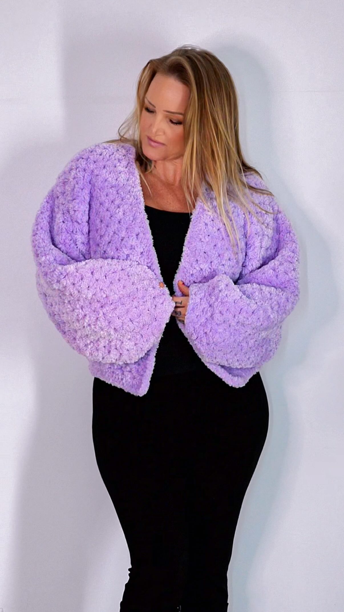 𝐒𝐨𝐟𝐭. 𝐅𝐥𝐮𝐟𝐟𝐲. 𝐇𝐞𝐚𝐯𝐞𝐧𝐥𝐲.
Like wearing a cloud. ☁️
Meet the Aura Cardigan ✨
#HallestamWear
#TheAuraCardigan
#HandmadeWithLove
#SlowMadeFashion
#HandcraftedLuxury
#SoftStatement
#TimelessDesign
#WearableArt