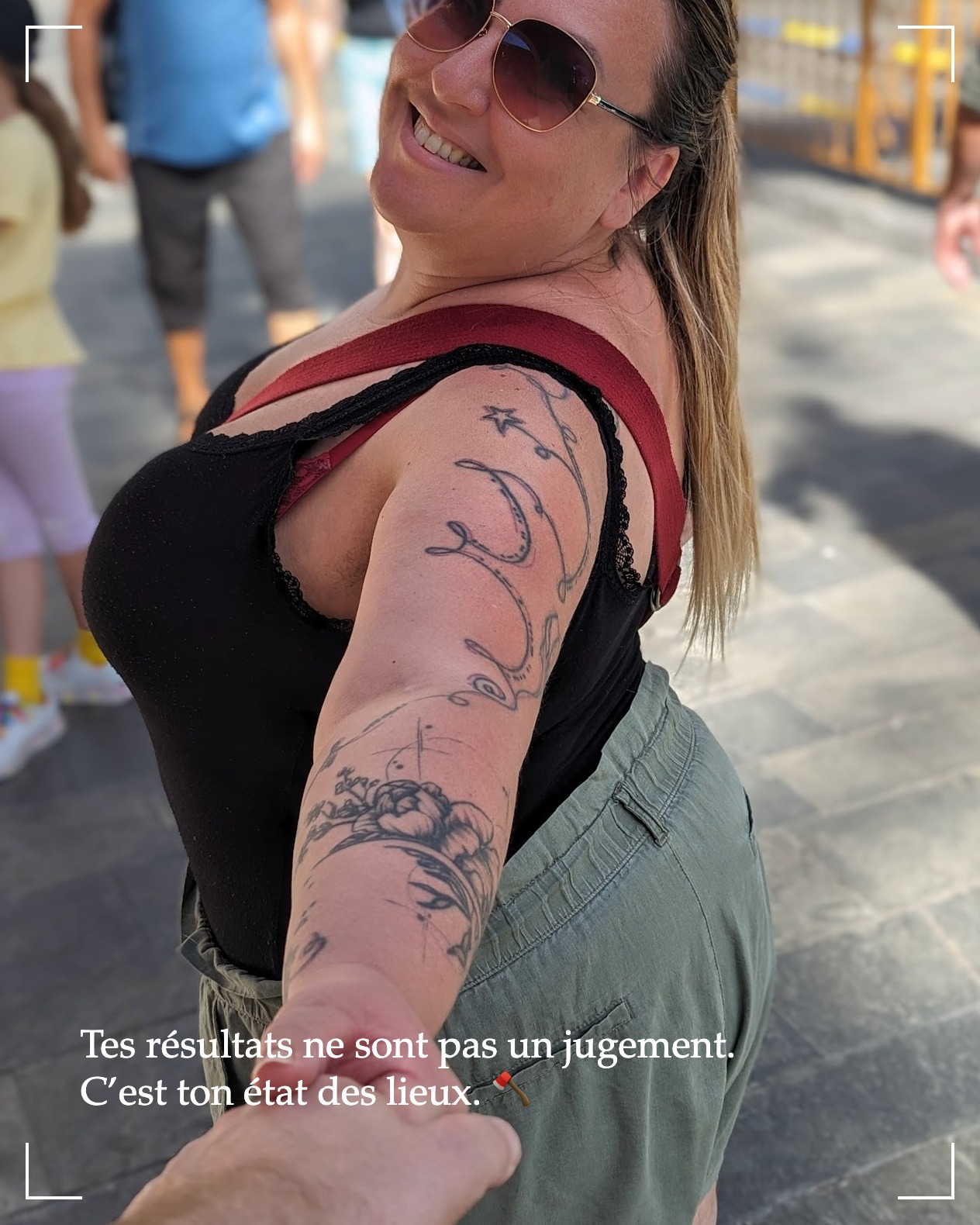 Tes résultats ne sont pas un jugement. C’est ton état des lieux. 🪓
On peut se raconter toutes les histoires du monde. On peut blâmer l’algorithme, la crise, le manque de temps ou "le mauvais œil". Mais en entrepreneuriat, il y a une équation dont on ne peut pas s'échapper : Tes résultats sont le miroir exact de tes décisions.
C’est brutal ? Peut-être.
C’est libérateur ? Absolument.
Pendant mes 20 ans de terrain, j’ai vu (et j’ai vécu) deux manières de réagir face à un business qui stagne ou qui s'effondre :
1️⃣ Celles qui cherchent des coupables. Elles s'épuisent à construire des murs d'excuses pour ne pas voir que leurs fondations sont en sable. Elles parlent de valeurs, mais s’investissent uniquement dans la facilité. C’est la posture de la victime, et c’est une prison dorée dont on ne sort jamais victorieuse.
2️⃣ Les Patronnes qui choisissent l’Architecture. Elles regardent leurs chiffres en face, même quand ça pique. Elles analysent, elles corrigent, elles déconstruisent ce qui ne marche plus pour ré-architecturer plus solide. Elles assument leur responsabilité à 100%, non pas pour se flageller, mais parce qu’elles savent que c’est là que réside leur pouvoir.
Si tu n’as pas les résultats que tu veux, ce n'est pas parce que tu es "nulle".
C'est parce que ton architecture actuelle ne peut pas porter la structure de ton ambition.
La vérité se trouve dans tes résultats, pas dans tes justifications.
Les femmes que j'ai accompagnées en mentorat privé n'ont pas moins de problèmes que les autres.
Elles ont simplement décidé d'arrêter de "bricoler" leurs excuses pour commencer à bâtir leur empire.
Elles ont compris que la souveraineté, c'est d'abord arrêter de se mentir.
J’ai connu la faillite, j’ai connu le compte à 0€.
Je n’ai pas survécu en trouvant des responsables.
J’ai survécu en devenant l’architecte de ma propre Renaissance.
Alors, regarde ton business aujourd'hui : est-ce que tu es en train de décorer ta prison ou de bâtir tes nouvelles fondations ?
Si tu es prête à arracher le sparadrap et à regarder la vérité en face pour enfin avancer... écris-mo. On va regarder tes plans ensemble.