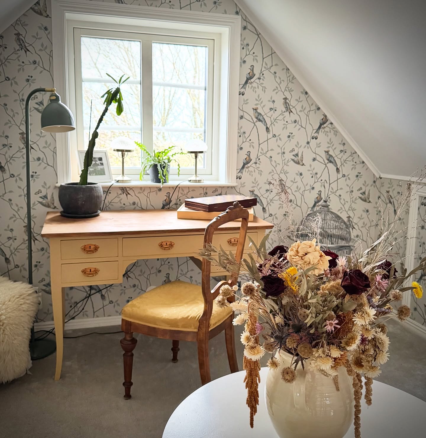 ~Ny känsla i rummet~
Vintertid är målning och tapetsering för mig, ta hand om insidan helt enkelt när annars den gröna världen helt tar över.
I helgen var jag på mässa i Stockholm med kollegor i färgbranschen, inspirerande och full av nyttig information.🤩
Med det hem i bagaget är jag nu laddad inför våren på jobbet och med fortsatt renovering av badrum och hall.
Detta rummet här fick ny tapet förra året från @sandbergwallpaper. Skrivbordet är målat med vännen @simonolsson.officiell egna gula kulör från @nordsjoidedesign 💛
Ett riktigt härligt rum med utsikt över havet.
#sandbergwallpaper #nordsjöideochdesign #målaom #veckansvackraste #renovera