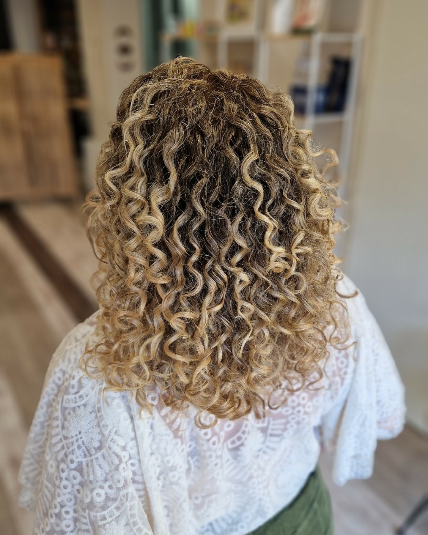 Une transformation dont je suis particulièrement fière ✨
Sur des cheveux décolorés depuis plusieurs années, la coloration végétale a fait des merveilles : un blond naturel, fondu, lumineux… et des boucles nettement redessinées après la coupe 🌿
Un résultat tout en douceur et en harmonie !