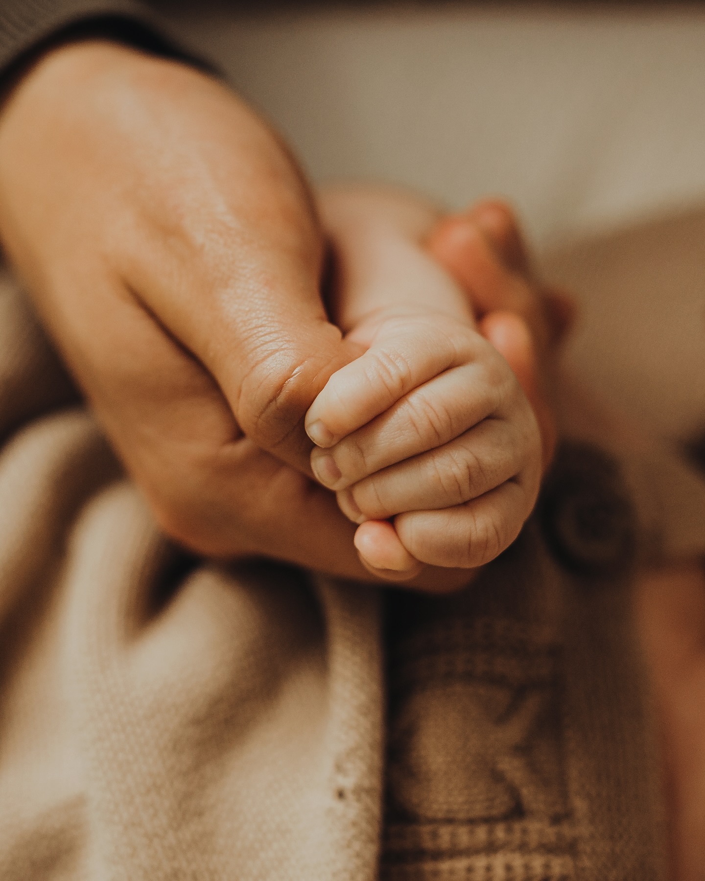 Hallo ihr Lieben,
Ich habe lange nichts mehr gepostet und der Grund hierfür ist ein tragischer Schicksalsschlag innerhalb der Familie. Manchmal spielt das Leben nicht so mit und ich bin sehr gesegnet, dass ich mich zurücknehmen durfte, um für meine Familie da zu sein und aber auch mich selbst zu sortieren.
Wenn ich mir dieses Bild so anschaue, denke ich daran, wie sich manche Sachen nie ändern, egal wie alt man ist. Unendliche und bedingungslose Liebe altert nicht. Sie ist immer da. Es gibt Zeiten, da möchten Eltern ihre Kinder ganz feste halten und möchten nicht, dass sie älter werden und dann gibt es Zeiten, wo die Kinder ihre Eltern ganz feste halten möchten und sich auch wünschten, Mama und Papa werden niemals alt und bleiben immer bei ihnen. Das ist der Kreislauf des Lebens und eines ist klar: Man muss jeden Tag zum besten machen. Immer für das beste kämpfen und immer bewusst leben. Man muss genießen und jeden Tag schätzen, was man hat.
Haltet einander fest und haltet eure Liebe auf Fotos fest. Es kommen Zeiten, da wäret ihr dankbar um schöne Erinnerungen, die ihr herauskramen und festhalten könnt. Schöne Erinnerungen, die euch Trost und Mut spenden.
Ich bin für euch da, falls ihr mich braucht!
Seid feste umarmt,
Eure Marion