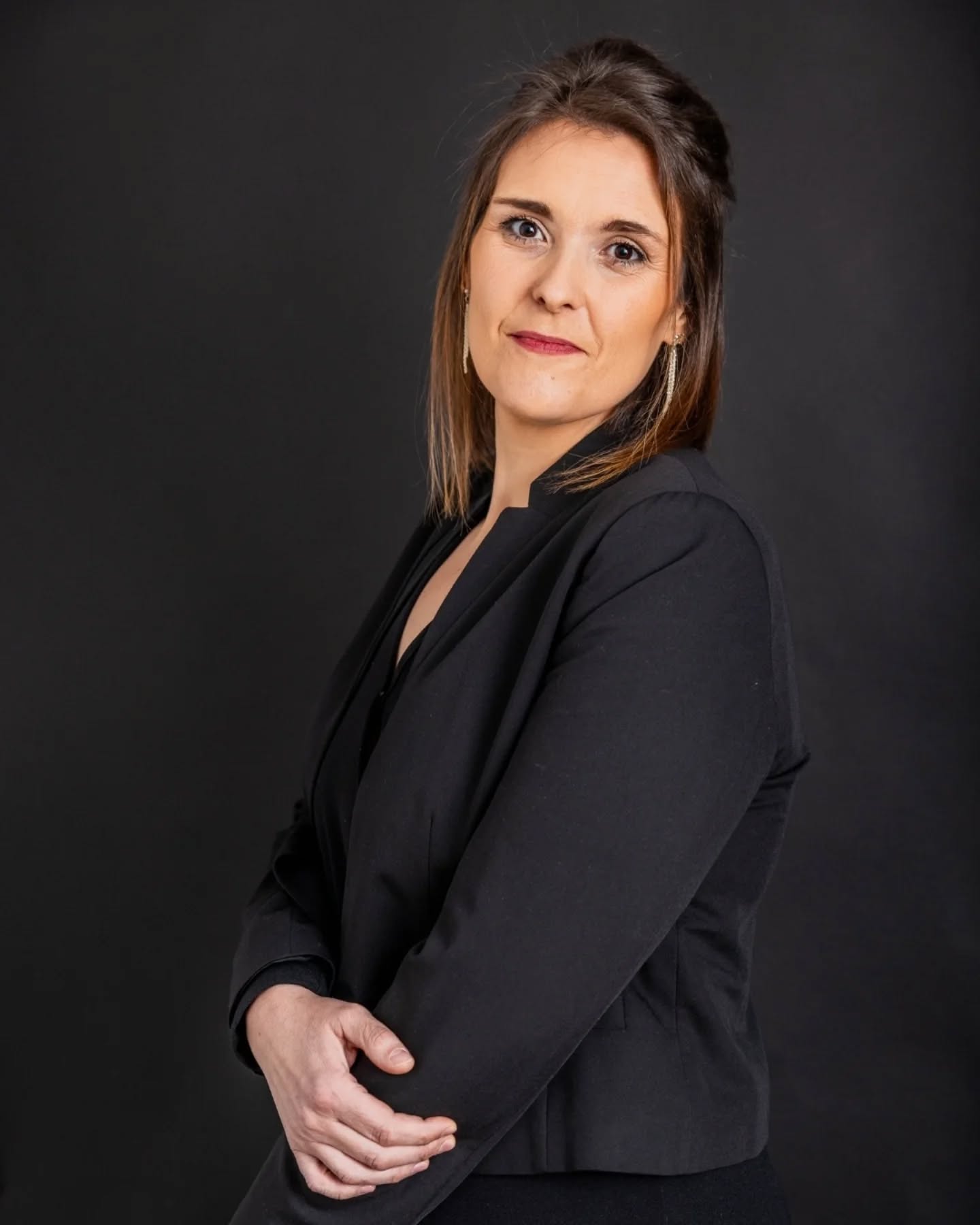 Parce qu'on peut être sérieuse sans se prendre au sérieux .. et que c'est souvent là que la magie opère ! ✨️
Pendant longtemps, j'ai cru qu'il fallait choisir :
Soit être l'experte rigoureuse, un peu distante.🫣
Soit être moi-même, avec mes éclats de rire, et mon énergie débordante.😜
Spoiler : J'ai choisi de ne plus choisir !
Parce que l'expertise sans humain, c'est ennuyeux.🙄
Et l'authenticité sans savoir-faire, ça ne suffit pas. 😏
C'est justement ce mélange qui crée la confiance et qui rend chaque projet unique.
Ces photos, c'est un peu un résumé de tout ça : un mélange de concentration, de spontanéité et surtout, beaucoup de plaisir dans ce que je fais.🥳🥰🤩
Et toi, c'est quoi le trait de ta personnalité que tu as longtemps hésité à montrer " ? Dis-le moi en commentaire, on est entre nous ! 👇
✨️✨️✨️✨️✨️✨️✨️✨️✨️✨️✨️✨️✨️✨️✨️
📸 isabelle genebes photographe
☎️ 07.86.82.90.98
💻 isabellphotographie@gmail.com
✨️✨️✨️✨️✨️✨️✨️✨️✨️✨️✨️✨️✨️✨️✨️
MUA : @l.atelier_de_fanny