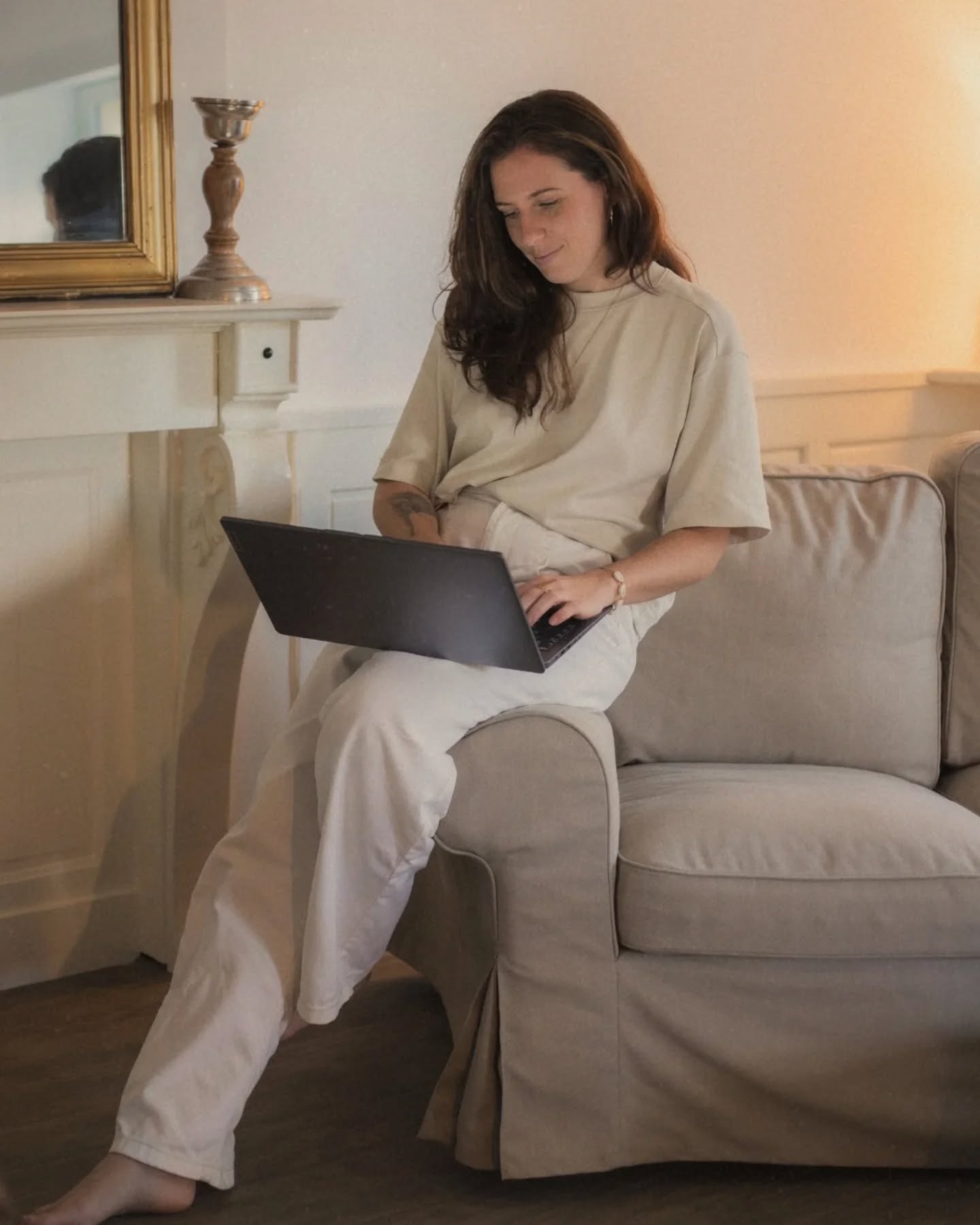 Des reportages métiers inspirés et inspirants 📷
A travers une approche profondément humaine, le regard est posé avec bienveillance. Chaque projet se dessine avec vous : c'est une collaboration. Pour témoigner votre histoire, votre identité, votre savoir-faire. Les images produites sont composées au regard de vos enjeux, de vos envies, au croisement de mon univers. C'est compléter ce que les mots manquent à exprimer.
Pour une image de marque sensible et incarnée. Ces shootings, destinés aux artisans, artistes, architectes, studios de création, entreprises et indépendants sensibles et engagés, révèlent votre identité et vous différencient instinctivement.
Pour transmettre les émotions qui vous caractérisent, les univers que vous incarnez, tous uniques. L'approche mêle esthétique, stratégie et symbolisme pour véhiculer votre message par l'image, avec un supplément d'âme.
Il y a, dans chaque métier, une part de silence.
Un rythme, un souffle, une façon singulière d’habiter le geste.
C’est là que commence mon travail : dans cette écoute du sensible, là où l’image devient un langage.
Quand je réalise un photoreportage, je ne cherche pas seulement à montrer un savoir-faire — je cherche à en révéler la poésie.
La lumière devient complice, les matières racontent, et chaque détail dialogue avec votre identité.
C’est ainsi que naît la direction artistique : à la croisée de votre intention et de mon regard.
Créer un reportage métier, c’est raconter ce que vos mots ne disent pas toujours : la passion, la précision, la présence. C’est offrir à votre activité une image juste, alignée, vivante.
En images : reportage métier pour @tiffanytartaglia_assistante 📷
Les savoir-faire humains ont la part belle et quand il s'agit de services : aller chercher ce qui communiquera vos idées, visuellement, pour renforcer votre message et votre positionnement. Et insuffler la confiance à votre audience.
***
Je m'appelle Alison et je suis photographe, vidéaste et directrice artistique 📷 🎬 💭 basée à Saint Malo, œuvrant partout où vos projets nous mènent.
Vous avez un projet personnel ou professionnel autour de votre image : contact@anbestudio.fr 💌📷