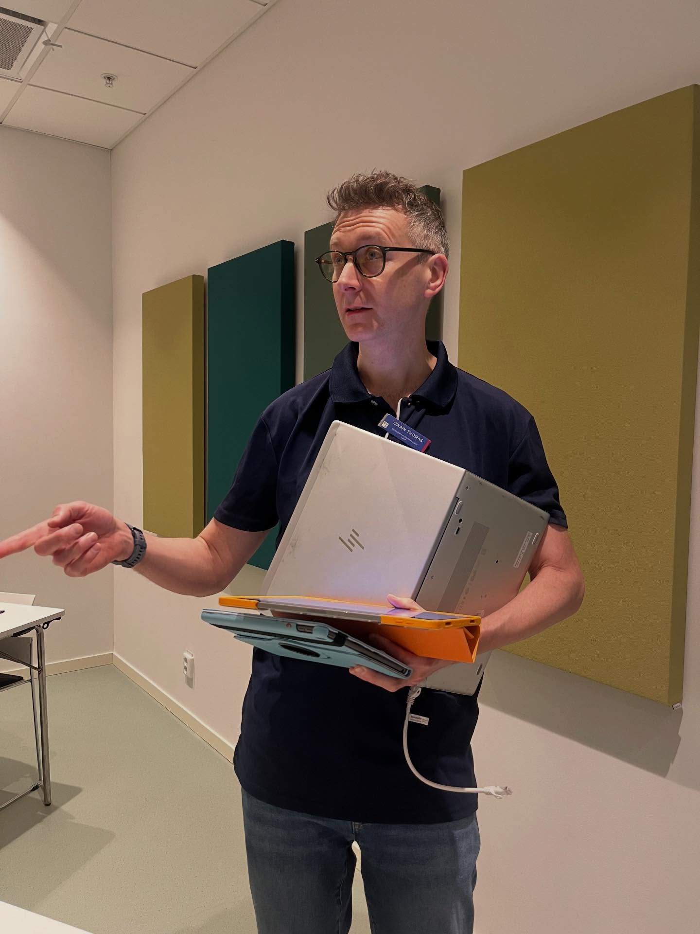 Idag startar TAASK Masterclass#86!
Vi börjar med att presentera kursledaren, Owain Thomas.
Berätta vem du är!
En barnanestesiolog i exil på thorax. Medelåldersman i förnekelse. Biodlande löpare.
Hur kom TAASK till?
Jag och dåvarande Ung i SFAI tyckte vi behövde en kurs liknande australienska EMAC så vi satte igång med en skiss på kursplan. Oktober 2013 höll vi första kursen i Lund och januari därpå en andra kurs i Stockholm , kursledaren var Anna Wennmo och bl a Louise Walther och Petter Westfelt stod för simuleringskompetensen. Göteborg, Umeå och Karlstad kunde fixa återkommande kurser åren därpå tack vare bl a Magnus Byröd, Peter Gottfridsson och Anna de Brun. Vi har även hållit kurser i Örebro och Reykjavik. Senaste åren har TAASK Express tillkommit i Lund, Helsingborg, Norrköping och Ystad .
Vad ser du 5 år framåt för TAASK?
Jag hoppas att vi kan fortsätta på våra nuvarande center, och det vore kul att komma i gång på flera expresscenter i Sverige och Masterclass i utlandet. På gång är Trelleborg, Malmö, Växjö och Oslo. Förutom att ordna kurser hoppas jag att vi kan bidra till forskning inom pedagogik och optimering av checklistor!#simulation #taaskmasterclass