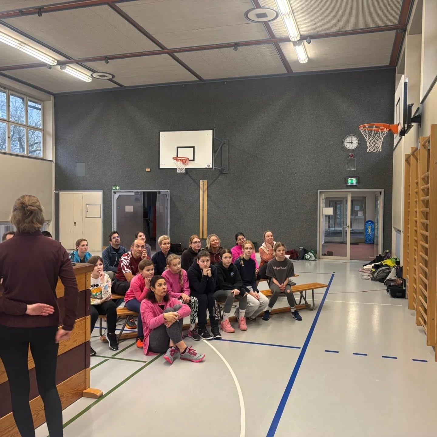 Sicher landen will gelernt sein!
Am letzten Samstag haben wir den Sattel gegen die Turnmatte getauscht: In der Sporthalle Im Herrlig fand unser lang ersehntes Sturztraining statt. Es war ein super Vormittag, der riesig Spass gemacht hat und gleichzeitig extrem lehrreich war.
Unter der professionellen Leitung von @yuccarothacher haben wir gelernt, wie wir uns im Falle eines Falles richtig abrollen und schützen.
Die Highlights des Trainings:
Theorie und Technik: Zuerst gab es das nötige Know-how, um zu verstehen, wie man den Körper bei einem Sturz am besten schützt.
Abrollen leicht gemacht: In Sportkleidung lernten wir die Grundlagen der Judo-Falltechniken – die Basis für eine sichere Landung.
Realitätscheck: Mit Reithelm und Sturzweste bewaffnet, festigten wir das Gelernte unter realeren Bedingungen, um im Ernstfall intuitiv richtig zu reagieren.
Unser Fazit: Wir hoffen natürlich alle, dass die nächsten Stürze vom Pferd ausbleiben. Aber falls es doch passiert, fühlen wir uns jetzt bestens vorbereitet und deutlich sicherer. Ein Training, das nicht nur die Sicherheit, sondern auch das Selbstvertrauen stärkt – absolut empfehlenswert!
Ein herzliches Dankeschön
Ein grosses Dankeschön geht an Yucca für ihre fachkundige und motivierende Leitung sowie an alle Teilnehmerinnen und Teilnehmer, die mit so viel Elan dabei waren.
📢 Nicht vergessen: Anmeldung zur GV!
Unsere Generalversammlung steht vor der Tür. Wir freuen uns, möglichst viele von euch dort wiederzusehen!
👉 Bitte denkt daran, euch zeitnah anzumelden.
#reitclubkolbenhof #rck #sturztraining #clubleben #neverstoplearning📚