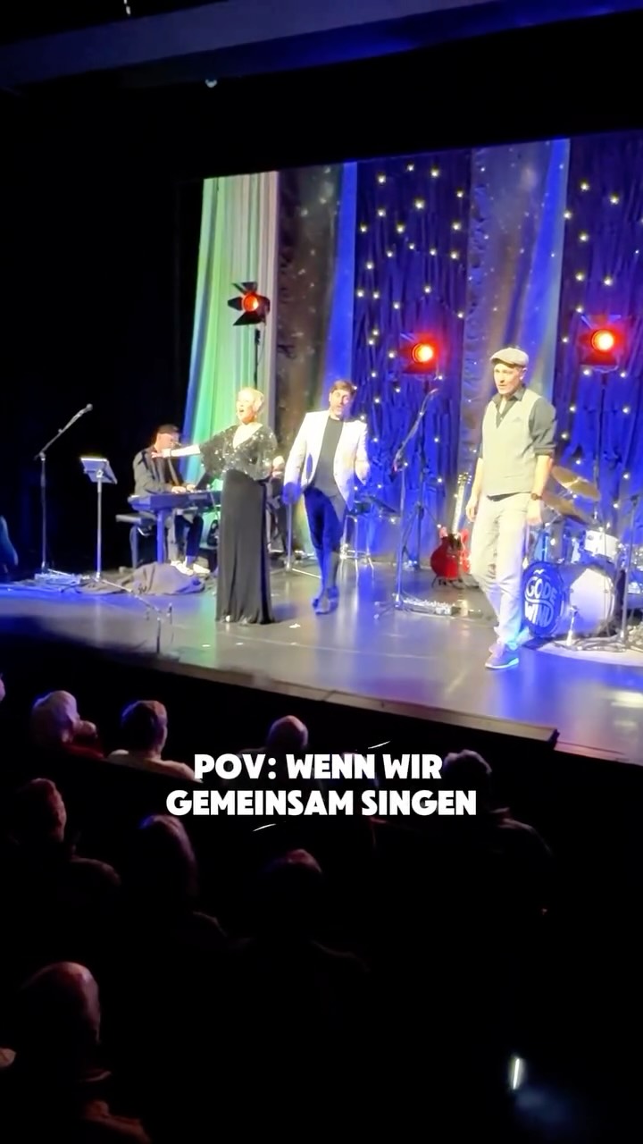 Eins unserer Highlights auf der Wiehnachtstour:
„Gloria“ mit euch zu singen. ✨🎄
Jedes Mal Gänsehaut, wenn ihr wie ein riesiger Chor mit uns zusammen anhebt – dieser Moment trägt einfach durch den ganzen Saal. 🤍🎶
Geht’s euch genauso? 😄
#konzert #gloria #godewind #plattdeutsch #chor