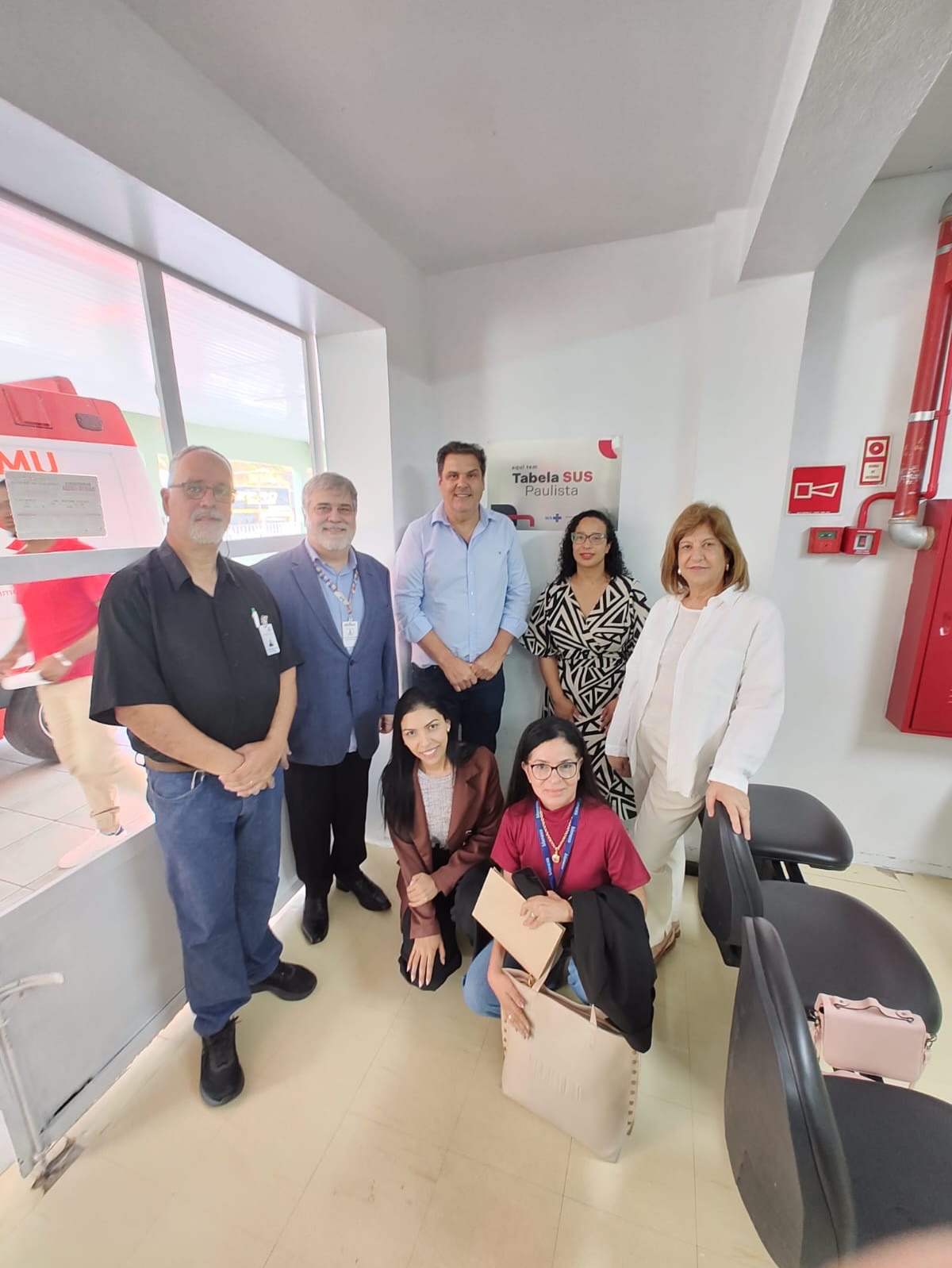 Hospital Dr. Adhemar de Barros recebe placa “Aqui tem SUS Paulista” e reforça compromisso com a Saúde Pública
No dia 13 de janeiro, a Associação Beneficente de Apiaí, mantenedora do Hospital Dr. Adhemar de Barros, recebeu em suas dependências a visita do Diretor da DRS, Dr. Carlos Moura, acompanhado da Diretora Técnica Marisa Rosdrigues, para a entrega da placa “Aqui tem SUS Paulista”.
A placa simboliza o reconhecimento da participação do Hospital “Dr. Adhemar de Barros” no SUS Paulista, iniciativa do Governo do Estado de São Paulo que busca fortalecer a rede pública de saúde, especialmente os hospitais filantrópicos, por meio de uma tabela complementar ao SUS, com valores atualizados para procedimentos e serviços de saúde.
O momento contou com a presença de importantes autoridades locais, entre elas o Prefeito de Apiaí, Sr. Sérgio Victor Borges Barbosa a Secretária Municipal de Saúde, Rosana Haick Vitorassi, e a Coordenadora de Saúde, Cristiane Chalup. Representando o Hospital de Apiaí, estiveram presentes o Diretor Presidente, Ananias Gonçalves Pereira, e a Superintendente Administrativa, Rosiane Moura Slompo.
Durante a cerimônia, foi destacado que o SUS Paulista tem como objetivo reduzir a defasagem histórica da tabela SUS, garantindo maior sustentabilidade financeira às instituições filantrópicas, possibilitando investimentos em estrutura, equipamentos, ampliação de serviços e melhoria contínua da qualidade do atendimento prestado à população.
Para a Direção do Hospital, o reconhecimento reafirma o compromisso da instituição com a saúde pública, especialmente com os usuários do SUS, que representam a grande maioria dos atendimentos realizados. O Hospital “Dr. Adhemar de Barros” é referência para o município de Apiaí e para toda a região do Alto Vale do Ribeira, atuando de forma essencial na assistência hospitalar, ambulatorial, de urgência e emergência.
A entrega da placa “Aqui tem SUS Paulista” simboliza não apenas o reconhecimento institucional, mas também o fortalecimento da parceria entre o hospital, o município e o Governo do Estado, em prol de uma saúde pública mais justa, eficiente e acessível para toda a população.