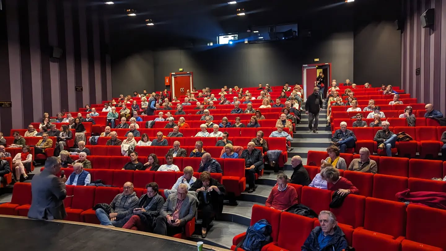 Première réunion publique pour la révision du PLU de Léognan avec plus d'une centaine de participants 👏
Cette réunion a marqué le début de la concertation qui durera jusqu'à l'hiver prochain. De nombreux échanges constructifs ne pouvant être que de bon augure pour la suite.
Merci d'être venu aussi nombreux ! 🤗
#plu #gironde #aquitaine #leognan #urbanisme