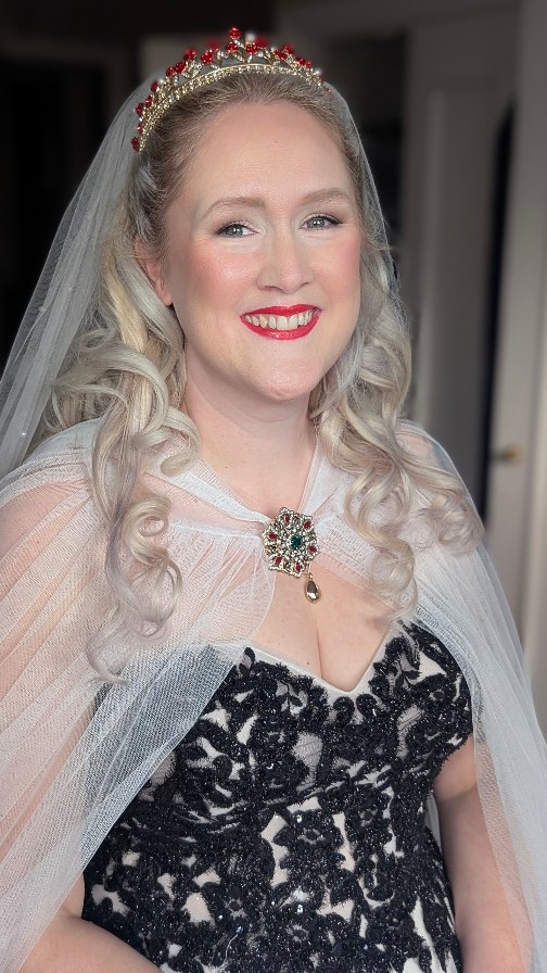 From trial to wedding day perfection. When we did Lisa's bridal preview we went for a nude lip however on the day Lisa chose red and brought the glamour to her medieval celebration. This is what happens when a bride trusts her instincts—absolute magic.
Lovely to see @davidkinseyphotography
Stunning dress from @dresses2impressubridaloutlet
#bridalmakeup #luxurybride #weddingmakeup #makeupartist #bridalglam