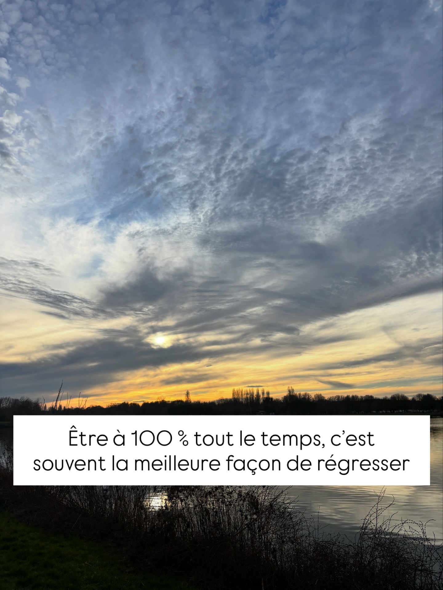 Il pensait qu’être à 100 % tout le temps était la clé pour progresser…
Récemment, j’ai accompagné un joueur qui croyait qu’il devait tout donner, tout le temps, pour avancer.
Il se mettait une pression énorme, s’épuisait mentalement et physiquement… et pourtant, il stagnait. (et en plus il se blessait souvent)
Ensemble, on a mis en lumière ce mécanisme : plus il voulait “forcer” sa progression, plus il créait de la fatigue, du stress et de la contre-performance.
On a compris que sa croyance : “si je ne suis pas à 100 %, je n’avance pas” l’empêchait en réalité de progresser et de prendre du plaisir à s’entraîner.
Il a réalisé que donner le meilleur quand il le fallait, écouter son corps, et s’accorder de la récupération était bien plus efficace que de se forcer à être parfait tout le temps.
Le déclic était là : progresser, ce n’est pas tout donner tout le temps, c’est savoir donner juste ce qu’il faut, au bon moment.
Parfois, la clé n’est pas de travailler plus… mais de travailler autrement.