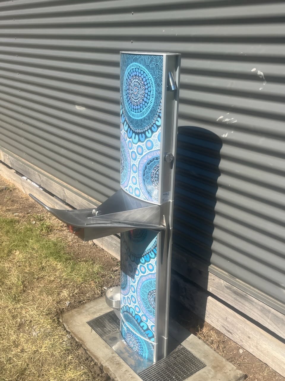 💧 It’s finally here! Our water fountain is officially installed.
A huge thank you to everyone who worked tirelessly on the grant applications, and to Macedon Ranges Shire Council, Coliban Water, Brad from Central Victoria Plumbers, and Luke from Penrith Arts and Designs—whose ancestry connects through the Wiradjuri, Wotjobaluk, the Yuin and the Gumbaynggirr Nations.
We’re so grateful for this incredible community collaboration. 💙