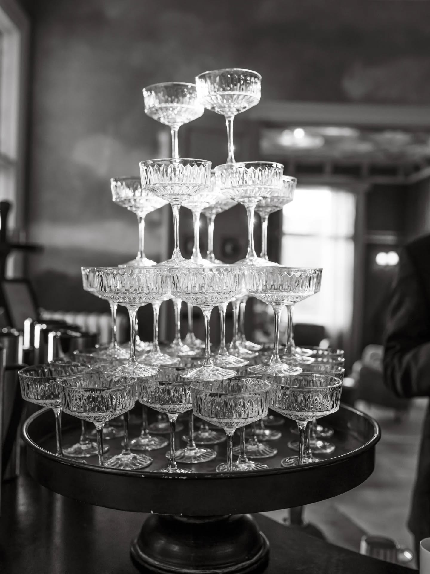 Varje bröllop har sin egen identitet och personlighet. Sin egen energi och ett eget sätt att vara på. Som det här magiska bröllopet på fantastiska @villastromsfors som jag är så glad att få återvända till i år. 🙌
När jag ser den här bilderna skickas jag tillbaka till ljummen sommarkväll. Lugna pausen för brudparet medan gästerna minglar ute på terrassen - innan de fyller villan med skratt, klirr i champagneglas och tårfyllda tal. ❤️
Gifter du dig 2027 och gillar min stil? Hör av dig för ett första möte! 😍
#bröllop2027 #bröllopsfotograf #weddingphotografereurope #bröllopsfoto