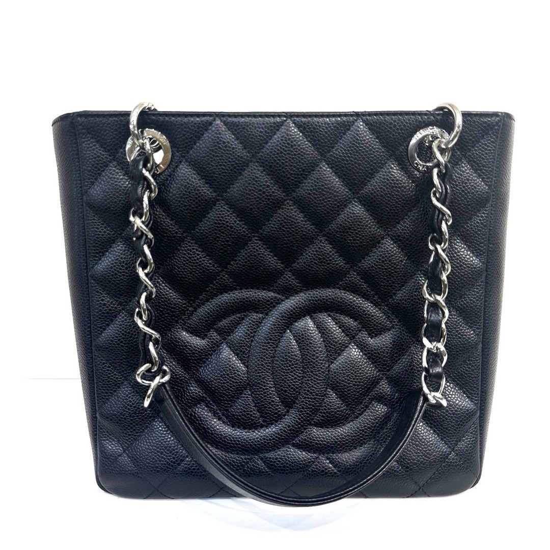 Only $2699. CHANEL Petite Shopping Tote in Black Caviar leather. Quilted elegance, gold hardware & chain strap—perfect for any occasion. #Chanel #LuxuryHandbag #FashionIcon #QuiltedBag 👜✨ #CHANELCaviar
https://ebay.us/m/TTeq04