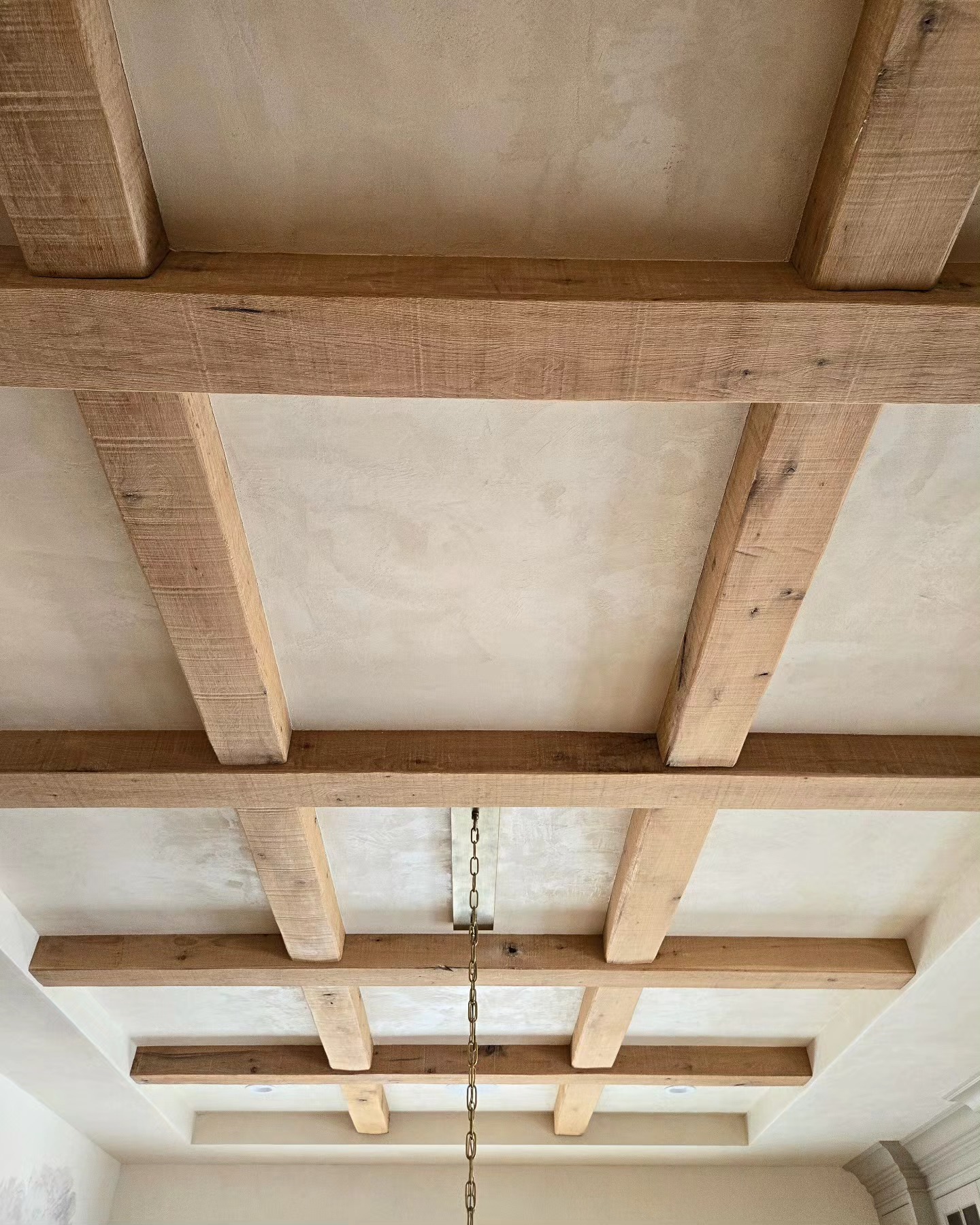 Ceiling Details
#interiors #interiordesigninspiration #interiorstyling #interiordesign #homeinspo #homeinterior #homedecor #luxuryliving #customhomes #plaster #beams #diningroom #millwork #woodwork #farmhouse #westchesterliving