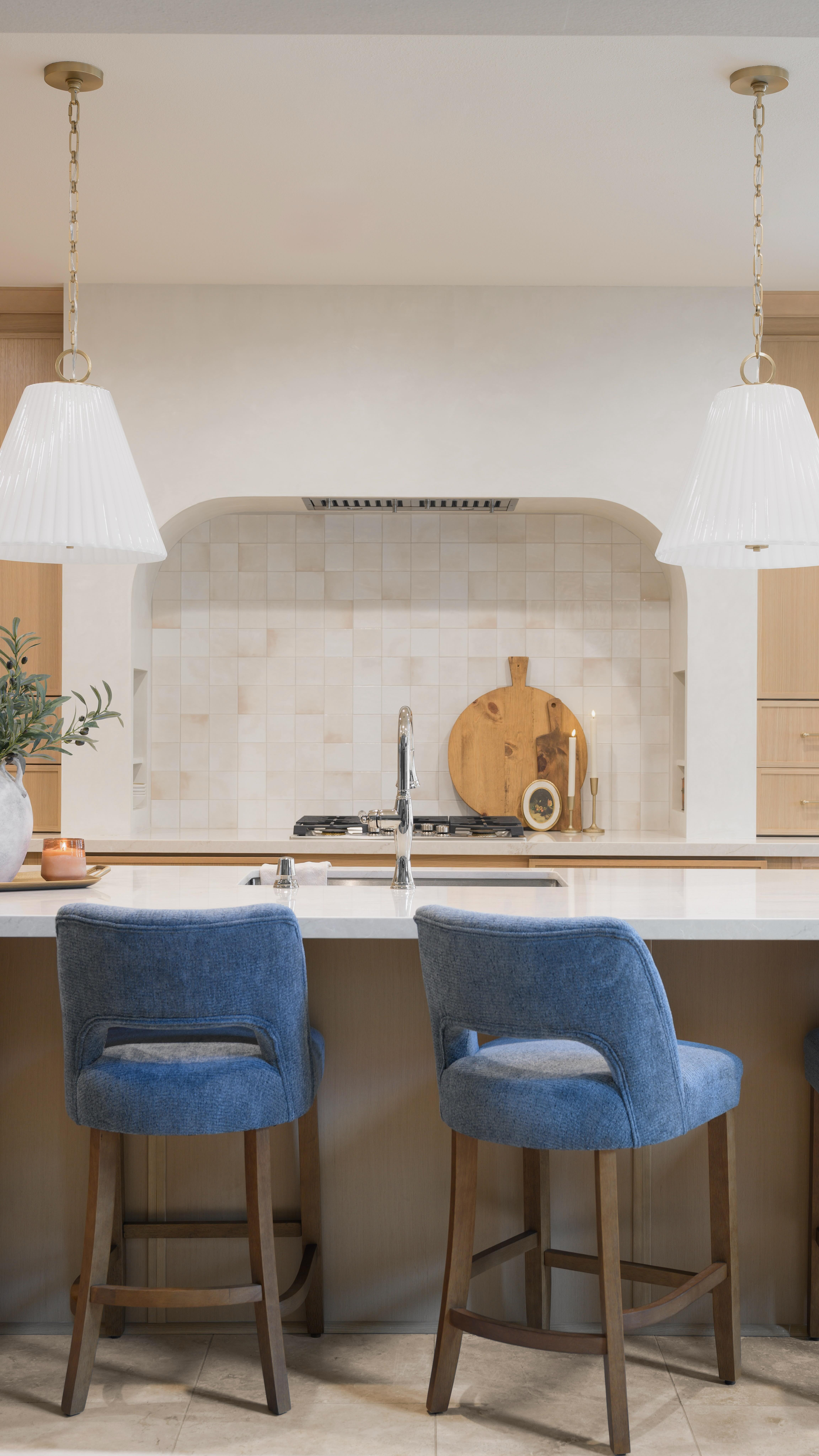 OBSESSING over the details in this sweet kitchen. I mean LOOK at that venthood😻