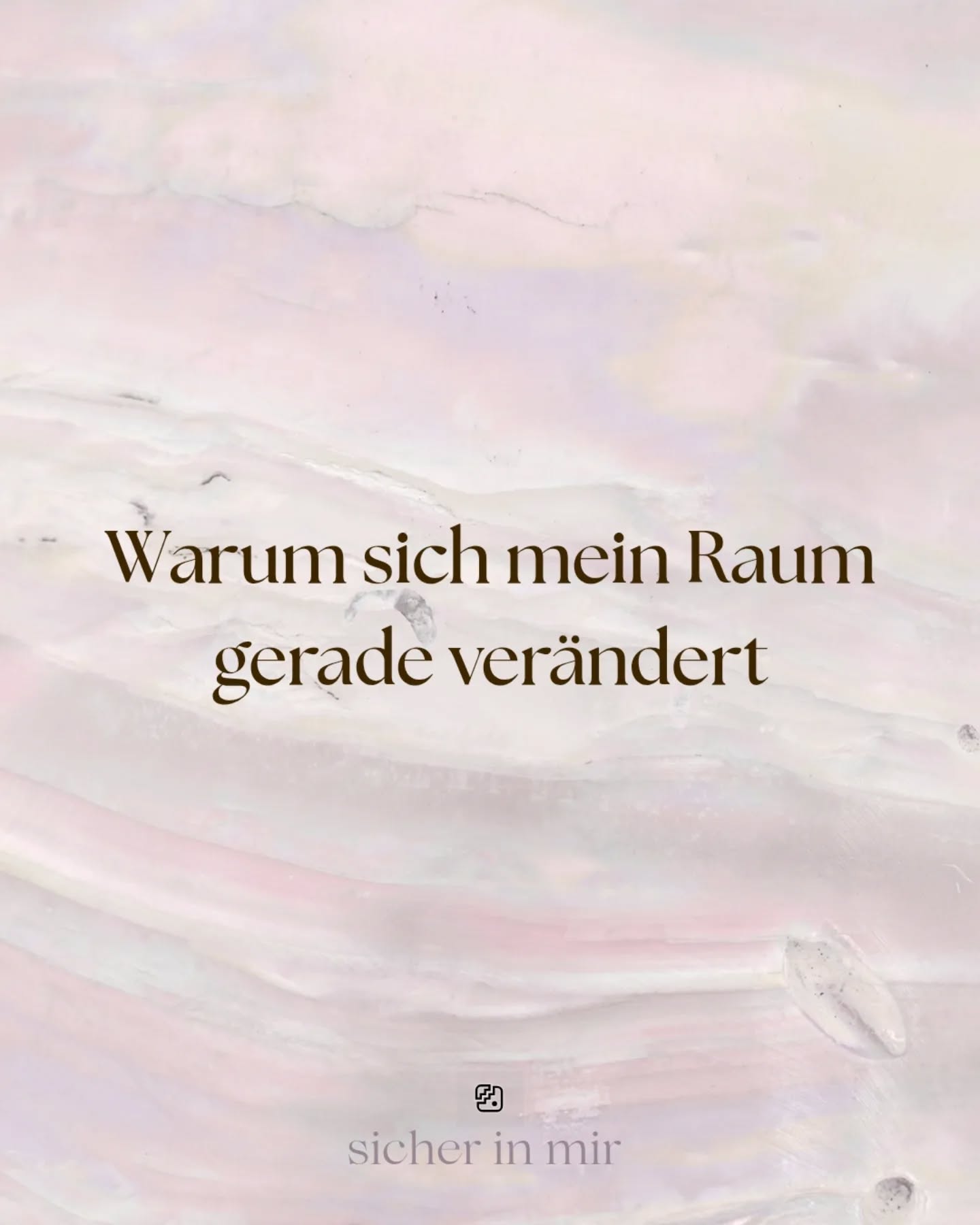 Seit zwei Wochen arbeite ich zusätzlich in einem neuen Raum in Bad Dürkheim.
Nicht, weil ich mir einfach „etwas Neues“ gesucht habe,
sondern weil sich bei uns als Familie gerade vieles verändert hat.
Unsere Kinder gehen neue Wege, und ich bin mitgegangen.
Ich glaube, viele von uns kennen dieses Gefühl:
Dass sich etwas im Leben verschiebt,
ohne dass wir sofort Worte dafür haben.
Dass etwas nicht mehr stimmig ist,
aber das Neue noch keine klare Form hat.
So fühlt es sich gerade für mich an.
Ich bin mit bestimmten Vorstellungen hierhergekommen.
Mit inneren Bildern davon, wie dieser Raum, diese Arbeit, dieser Abschnitt aussehen soll.
Und dann kam das Leben.
Mit Übergängen, langen Wegen, emotionalen Prozessen bei den Kindern.
Mit Momenten von Kraft – und Momenten von großer Erschöpfung.
Manches war schwerer, als ich dachte, dass ich es tragen kann.
Und nun habe ich begonnen, genauer hinzuschauen.
Was sich klarer zeigt:
Ich möchte wieder näher an Familien, Eltern und Kinder arbeiten.
Dort, wo Nervensysteme im Alltag gefordert sind.
Wo Übergänge nicht nur organisatorisch, sondern zutiefst körperlich und emotional erlebt werden.
Wo es nicht um „besser funktionieren“, sondern um Orientierung, Sicherheit und Verbindung geht.
Ich wünsche mir Räume – hier in Bad Dürkheim und online –
in denen man nicht zuerst stark sein muss,
sondern ehrlich.
Nicht perfekt reguliert, sondern ernst genommen in dem, was gerade ist.
Vielleicht steckst du selbst gerade in so einem Dazwischen.
Zwischen dem, was war,
und dem, was noch keine klare Form hat.
Vielleicht möchtest du mich begleiten, bei dem, was gerade entsteht.
Ich freue mich, dass du da bist ♡
Love
Carola