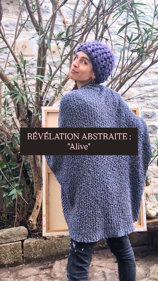 ✨ Je vous dévoile mon dernier tableau : “Alive”.
Une abstraction sensible.
Un élan en mouvement.
Une énergie qui jaillit,
comme une métamorphose prise sur le vif.
Ce tableau vit de ses contrastes :
retenue / expansion, fluidité / tension,
silence / vibration.
Au plus près : texture et matière.
Des gestes instinctifs, des touches intuitives…
puis la maîtrise qui revient
pour organiser le chaos.
L’abstraction, c’est mon labo technique.
Vital à ma création.
Je teste, j’explore —
et oui, parfois je bataille un peu.
Ce que je cherche :
une expression du vivant,
un ressenti qui dépasse les mots.
💭 Merci à ceux qui m’ont proposé des titres, j’adore vous lire.
Et toi : tu me donnerais un mot sur ton ressenti ?
🤍 Je suis Bellule Art : j’explore les émotions, les dualités du vivant, les états de passage.
Si tu veux suivre mon univers, abonne-toi et repasse par ici.
(Un petit partage de soutien fait très plaisir 🤍)
#belluleart #artabstrait #tableauabstrait #peintureabstraite #artcontemporain