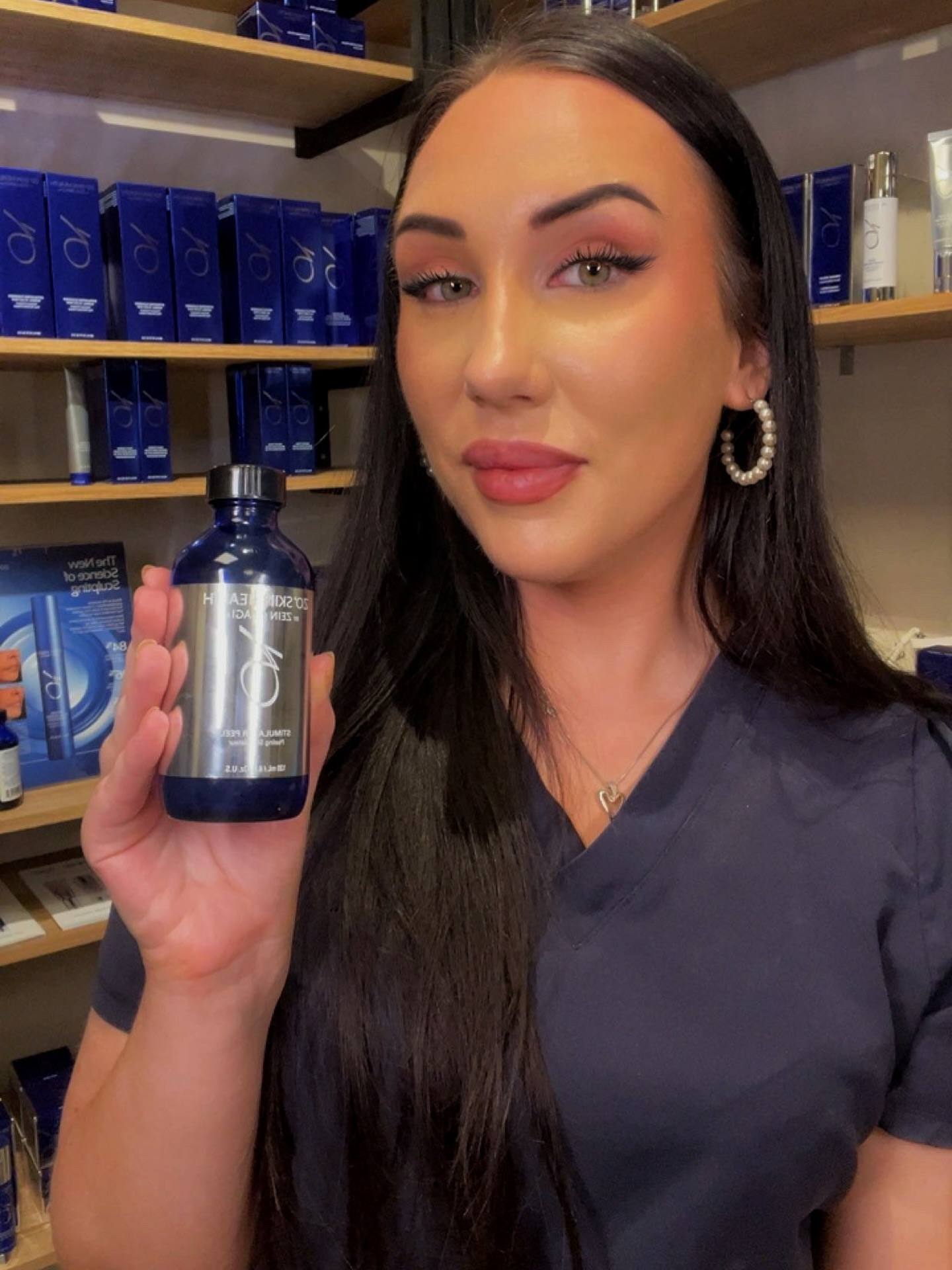 I dag er @camilla_skinsation på ZO sertifisering i Oslo 💙 I den forbindelse slår vi til med superpris på deres signaturpeel: ZO stimulation peel til bare 990,-😍
Tilbudet gjelder utelukkende hos Camilla i tidsperioden 22.01-09.02 - og hun har begrenset antall muligheter. Hiv deg rundt og book i dag under «Hudpleie» for å sikre en tid som passer deg 🦋 Camilla jobber vanligvis fra 9-17 og 12-20 på tirsdager 🤩
👉🏼Hva er egentlig ZO Stimulation Peel? 🔥✨
• Umiddelbar glød: huden får nytt liv på få minutter
• Ingen nedetid: den perfekte lunsjpeel - rett tilbake til jobb etterpå!
• Gir jevnere hud og frisk farge, og stimulerer hudens naturlige funksjoner 🧬 som produksjon av kollagen, elastin og hyaluronsyre
• Supert før event, ferie eller som en «pick-me-up» i hverdagen
• Kan tas alene eller som del av en kur
🫶🏻 ZO Stimulation Peel er en naturlig del av vår bestselgende hudbehandling SkinGlow 💙