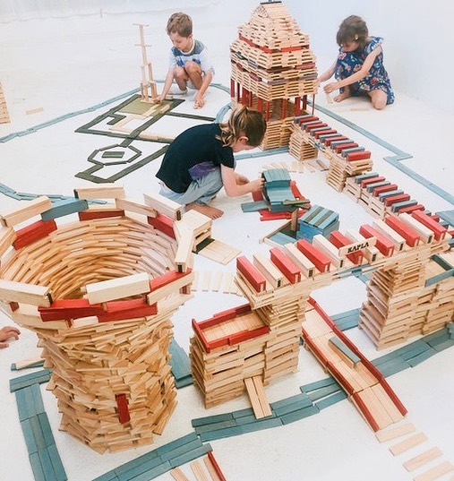 Best toy for long rainy days ☔️!
Invite a couple of friends over and build your dream castle 🏰!