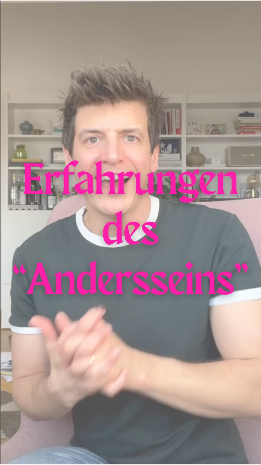 Eine Studie, die mich sehr berührt hat: Zwei mehrsprachige Lehramtsstudierende of Color erzählen, wie „kleine“ alltägliche Diskriminierungen ihre Identität geprägt haben und wie reflektierte Auseinandersetzung mit Mehrkulturalität sie wieder stärkt.
Diese Geschichten passieren täglich, in Österreich, Deutschland und weit darüber hinaus.
Umso wichtiger: Räume schaffen, in denen Identität, Mehrsprachigkeit und Herkunft nicht problematisiert, sondern wertgeschätzt werden.
Was denkt ihr: Welche Rolle spielt Reflexion über eigene Sprachenbiografien in der Lehrer*innenbildung?
Quelle:
Maddamsetti, J. (2025). Remembering, (re)membering, and re-membering translanguaging bodies: content-area bilingual teacher candidates’ of color embodied memories of translanguaging. Language and Education, 39(5), 1165–1184. https://doi.org/10.1080/09500782.2024.2447255
#Mehrsprachigkeit #Lehrerbildung #Bildungsforschung #Diskriminierung #Identität #EducationResearch #DiversityInEducation #TeacherEducation #LinguisticDiversity