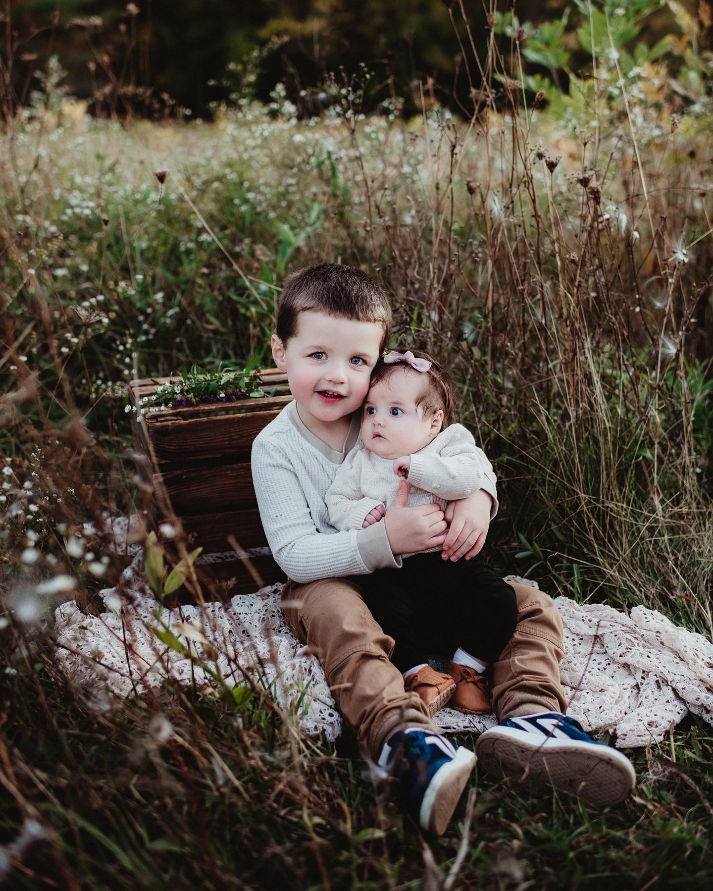 I just love big brothers to little sisters ❤️ #rochesternyphotographer #rochesternyfamilyphotographer #lifestylephotography #love #siblings #fall
