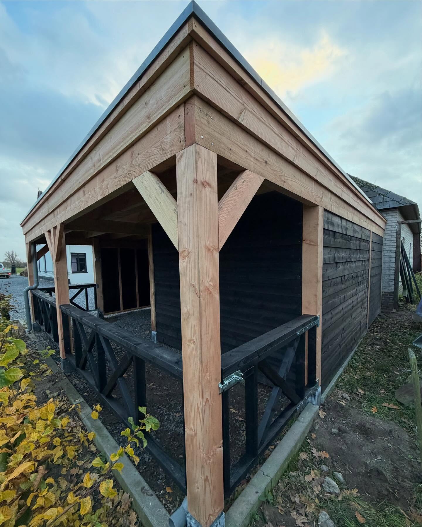 Wist je dat wij tegenwoordig ook tuinhuizen, schuurtjes en overkappingen plaatsen?
Benieuwd naar de mogelijkheden?
Neem contact met ons op of kom langs in onze showroom in Hulst.