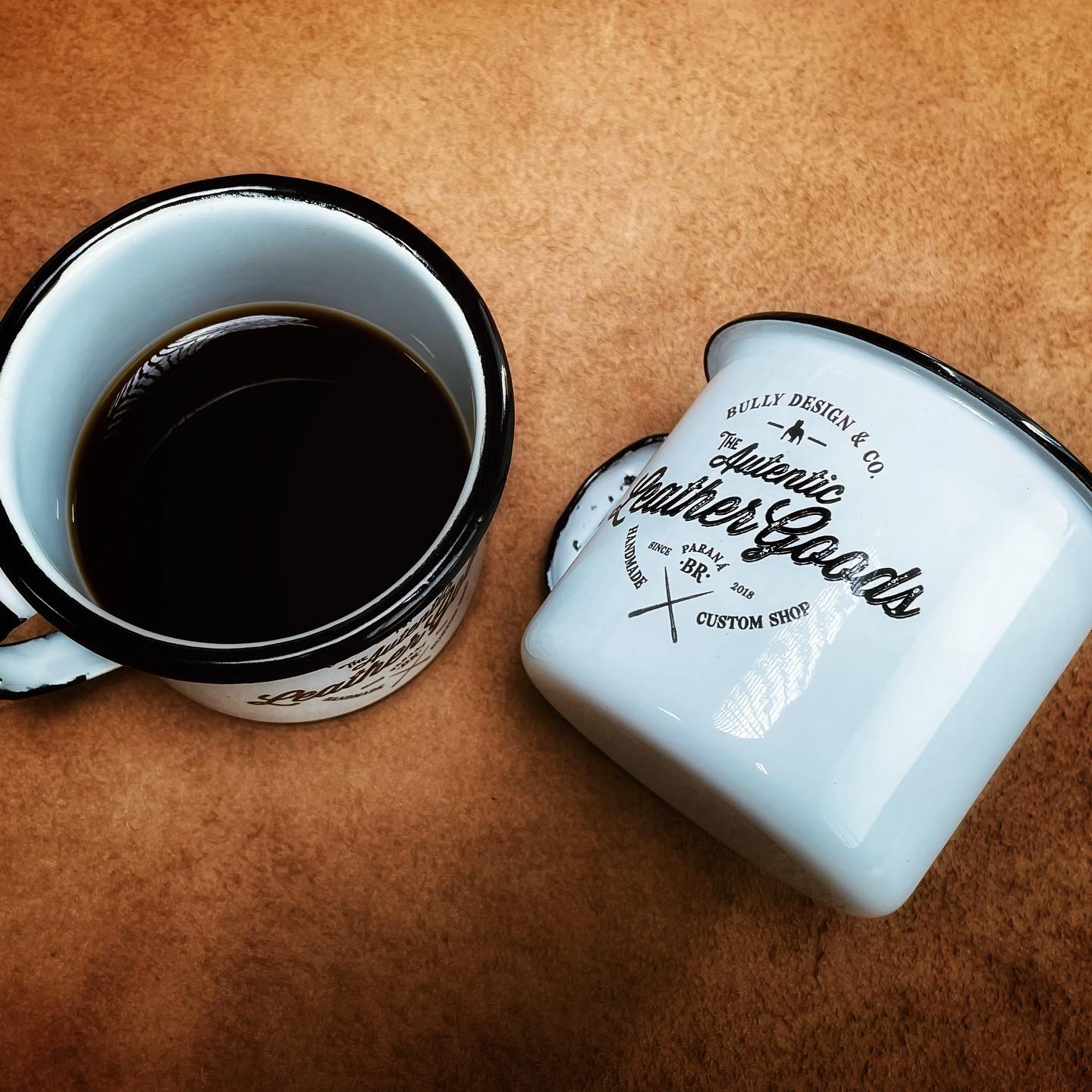 Feliz dia Mundial do Café! 👊🏼☕️
.
.
.
#façaacontecer #leathergoods #leatherguitarstraps #correiasparaguitarra #acessóriosemcouro #handmade #leather #feitosàmão #feitosàmãonobrasil #couro #artigosdecouro #qualidade #exclusividade #rústico #rocknroll #blues #coffee #café #musicacouroecafé #agenteamaoquefaz #diamundialdocafé