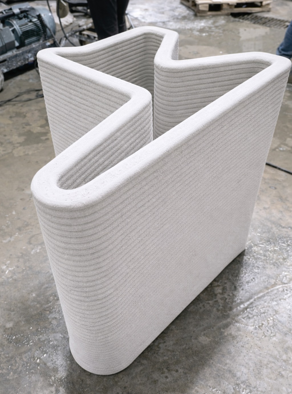 A straight wall geometry with rounded corners and uniform thickness.
The form consists of parallel vertical walls,
connected through smooth radius transitions,
creating a clean and continuous outline.
Layered deposition remains consistent across the surface,
resulting in a regular texture and a precise geometric finish.
#3dconcreteprinting
#wallgeometry
#layeredmanufacturing
#freeformdesign
#roboticfabrication
#digitalconstruction