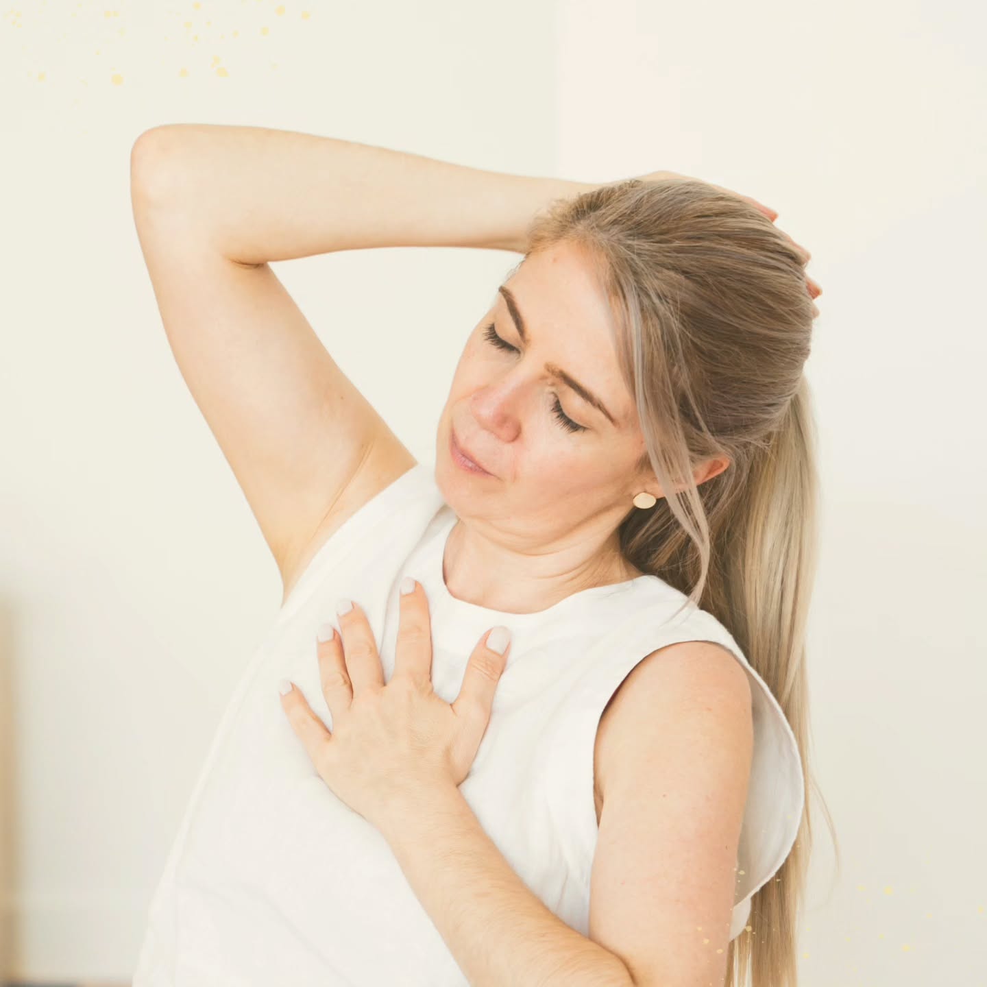 Novo Ciclo. 🎂
Hoje celebro mais uma volta ao Sol.
E se olho para o último ano, reconheço uma travessia viva - intensa, transformadora, verdadeira.
Foi um ano de muito.
De aprender a escutar melhor o tempo,
de escolher com mais consciência
e de confiar no que o corpo já sabia.
No meio de tudo, o melhor continuam a ser elas.
As minhas filhas. O meu chão, o meu norte, o meu coração fora do peito.
São elas que me lembram, todos os dias,
o que é essencial,
o que vale mesmo a pena,
o que é Amor na sua forma mais pura.
Este novo ano sente-se diferente.
Sinto que entro Panda Vermelho...
É um ano para afirmar.
Um ano para lutar, se for preciso.
Um ano para gritar o que o meu Ser pede.
E, ainda assim,
continuar a nutrir a minha alma,
na certeza profunda do ser que sou.
Entro neste ciclo com gratidão,
com o coração aberto
e com a confiança de que o caminho se faz melhor
quando é habitado com verdade.
Obrigada por estares aqui.
Que encontres, no que partilho, algo que te nutra,
é para isso que caminho.
Com Amor, ❤️
Lisa Bompastor
📸 @cristianaeiras
Agenda
Especialização em Movimento Terapêutico
5ª edição / Janeiro a Maio - Porto
Inscrições abertas
Facilitador em Movimento Consciente & Dança Expressiva
2ª edição / Março a Maio - Online
Inscrições abertas
- Link na bio -
#movimentoterapeutico #dançaterapia #movimentoconsciente #presença #autenticidade almaecorpo lisabompastor espiritualidadefeminina terapiadocorpo psicologiacorporal mindfulmovement