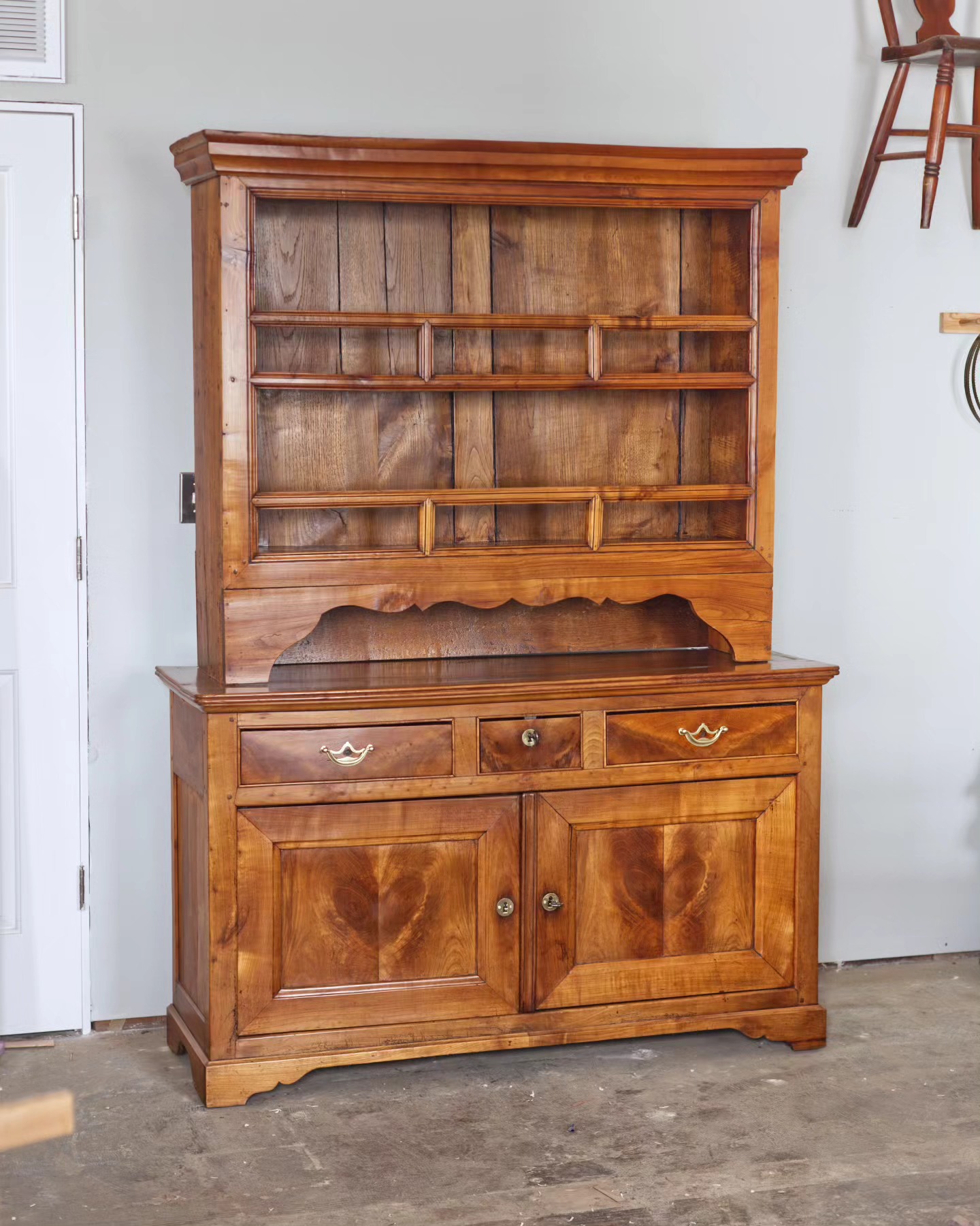 Handsome (and heavy) hutch in for some minor repairs to the lower doors and a good finish treatment. Barely any finish remained on high wear areas so a good cleaning was required, color balanced, oil varnish applied, and a good waxing. Check out the 🧡 pattern created by the bookmatched panels on the lower doors!
Unfortunately, this is one of a few upcoming pieces that I do not have any 'before' photos. My phone died two weeks ago and it turns out I only thought I had photos backed up automatically. 🤦 Oops.
#furniturerestoration #furniturerepair #furniturerestorer #hutch #oilvarnish #restoredinbaltimore