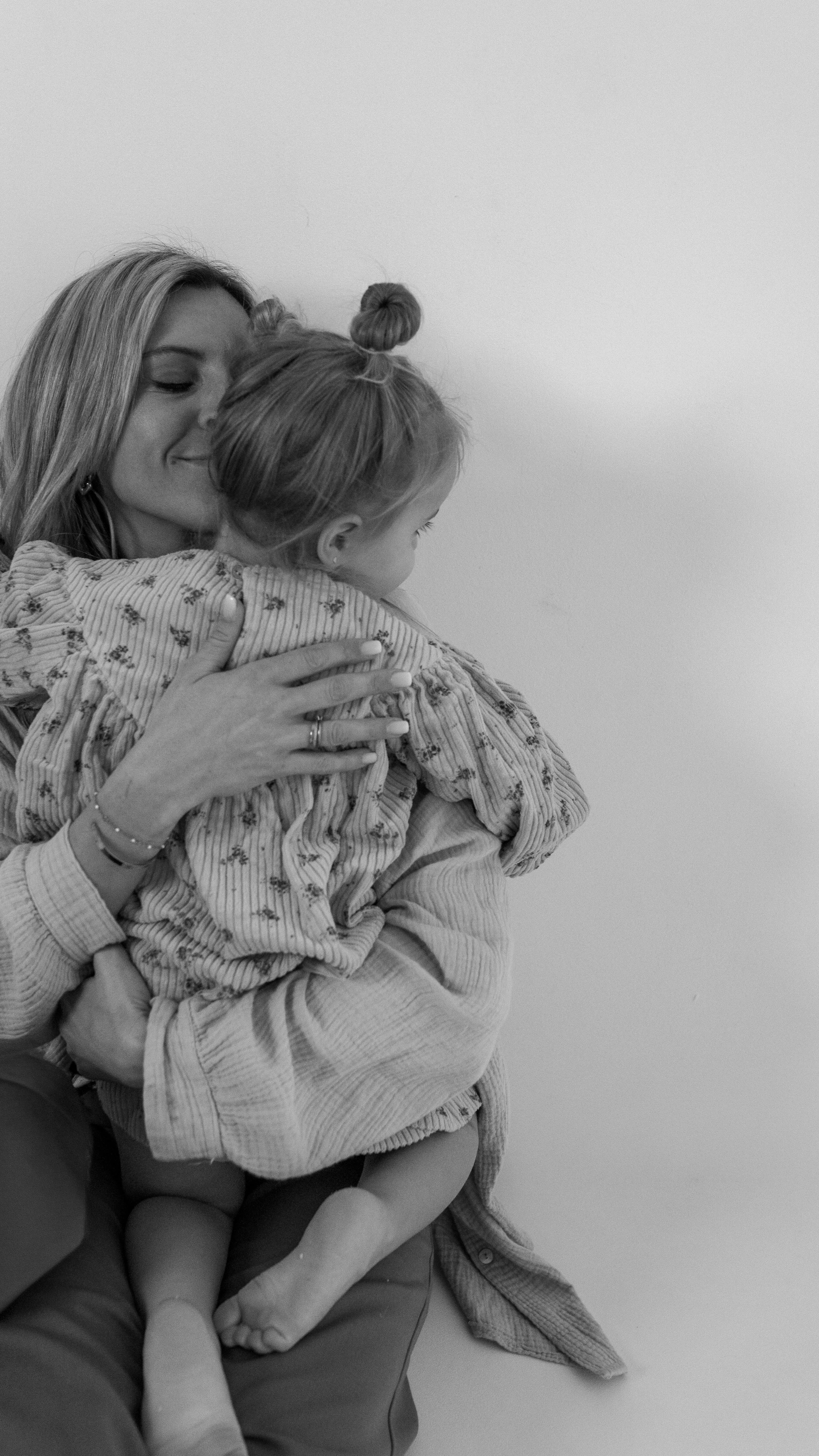 Weil Frauen jeden einzelnen Tag so viel Stärke beweisen.
Weil sie tragen, halten, trösten, organisieren, fühlen.
Weil sie lieben – oft leise, oft unsichtbar.
Die Verbindung zwischen einer Mama und ihrem Kind ist so tief, so kraftvoll –
und sie darf sichtbar werden.
Ein Shooting ist kein Luxus.
Es ist ein Innehalten. Ein Anerkennen. Ein Ich bin wichtig 🤍
Und nein – du brauchst dafür kein schlechtes Gewissen.
Nicht deinem Partner gegenüber.
Denn du schaffst jeden Tag Erinnerungen für eure Familie, für eure Beziehung, für eure Liebe.
Aber sag mir:
Wer hält eigentlich die Verbindung zwischen dir und deinem Kind fest?
Folge mir für deine Verbindung @soulmom.era @soulmom.era @soulmom.era
Ein Shooting bedeutet nicht Egoismus.
Es bedeutet, deinen eigenen Wert zu erkennen.
Zu wissen: Ich bin stark genug, mir diesen Raum zu nehmen.
Und ich darf gesehen werden ✨
Du bist es wert.
Genau so, wie du bist.
#mutterschaft #sichtbareLiebe #starkefrauen #mamaundich #emotionenefesthalten #ohneschlechtesgewissen #verbindung #motherhoodliebe #frausein #erinnerungenfürsleben