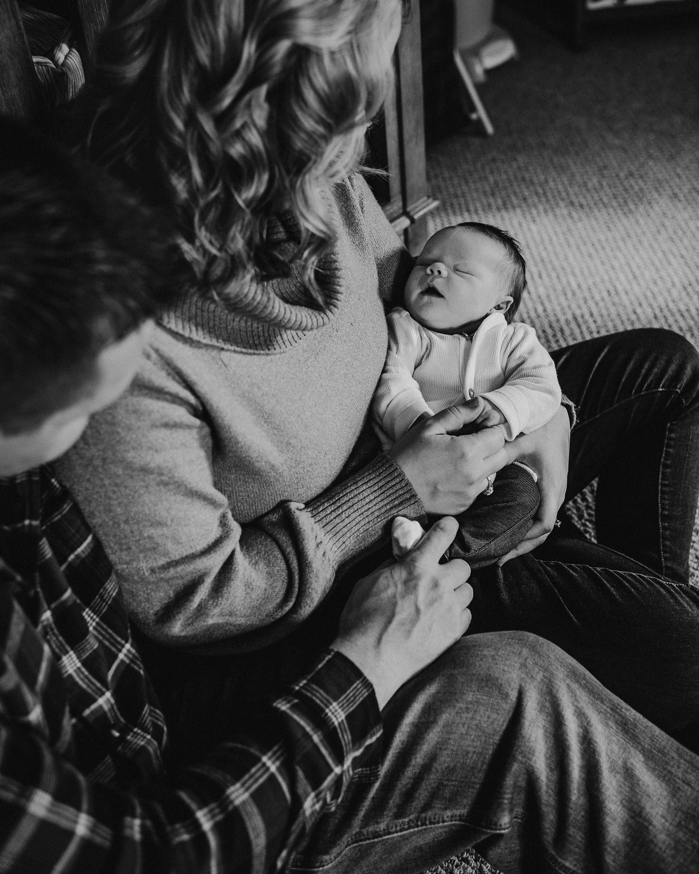 Welcome to the world sweet Caroline!! #rochesternyphotographer #rochesternyfamilyphotographer #lifestylephotography #inhomesession #blackandwhite #newbornsession