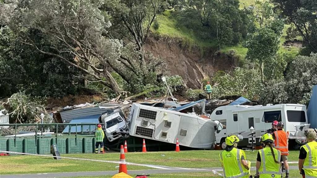 Nueva Zelanda enfrenta días críticos por el clima extremo.
Las lluvias intensas han provocado inundaciones, carreteras cerradas, comunidades aisladas y varios estados de emergencia en la Isla Norte.
Lo más reciente: varias personas siguen desaparecidas tras un fuerte deslizamiento de tierra en Mount Maunganui, donde un campamento turístico fue parcialmente destruido y continúan las labores de rescate.
⚠️ Si planeas salir o viajar, sé cauteloso, infórmate antes de moverte, evita zonas de riesgo y no te aventures innecesariamente. Tu decisión puede prevenir tragedias.
Para más información sobre Nueva Zelanda en español, sigue a @Latinkiwi y en:
www.latinkiwi.com
Fuentes: 1News, NZ Herald, MetService, Stuff, RNZ, Facebook, TikTok.
#NuevaZelandaEnEspañol #Latinkiwi #latinkiwinews #NuevaZelanda #LatinkiwiTalks #NZinSpanish